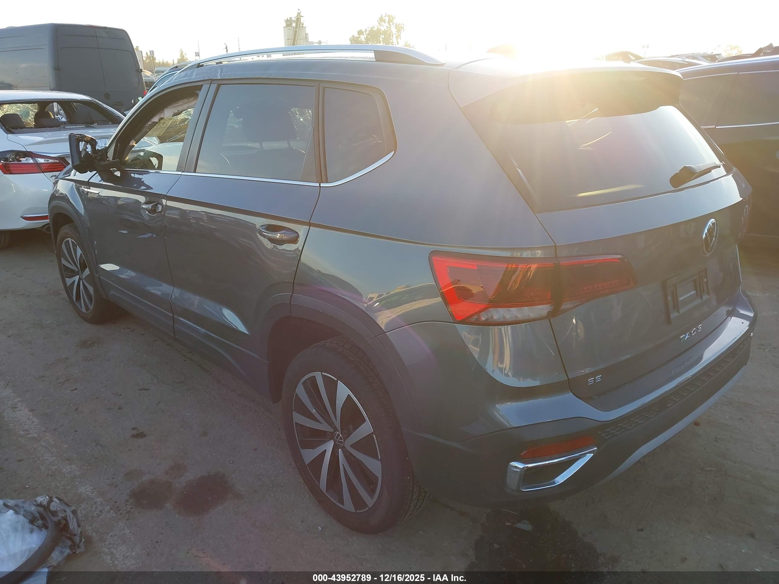 VOLKSWAGEN TAOS image 3