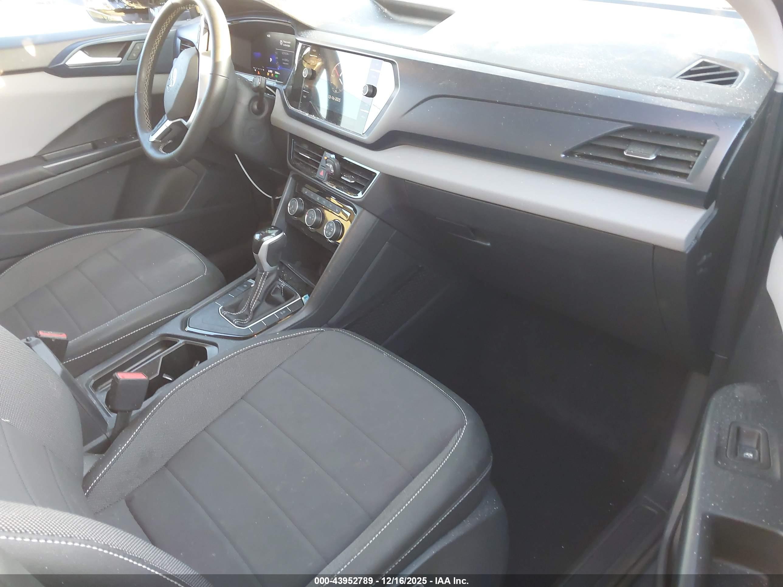 VOLKSWAGEN TAOS image 5