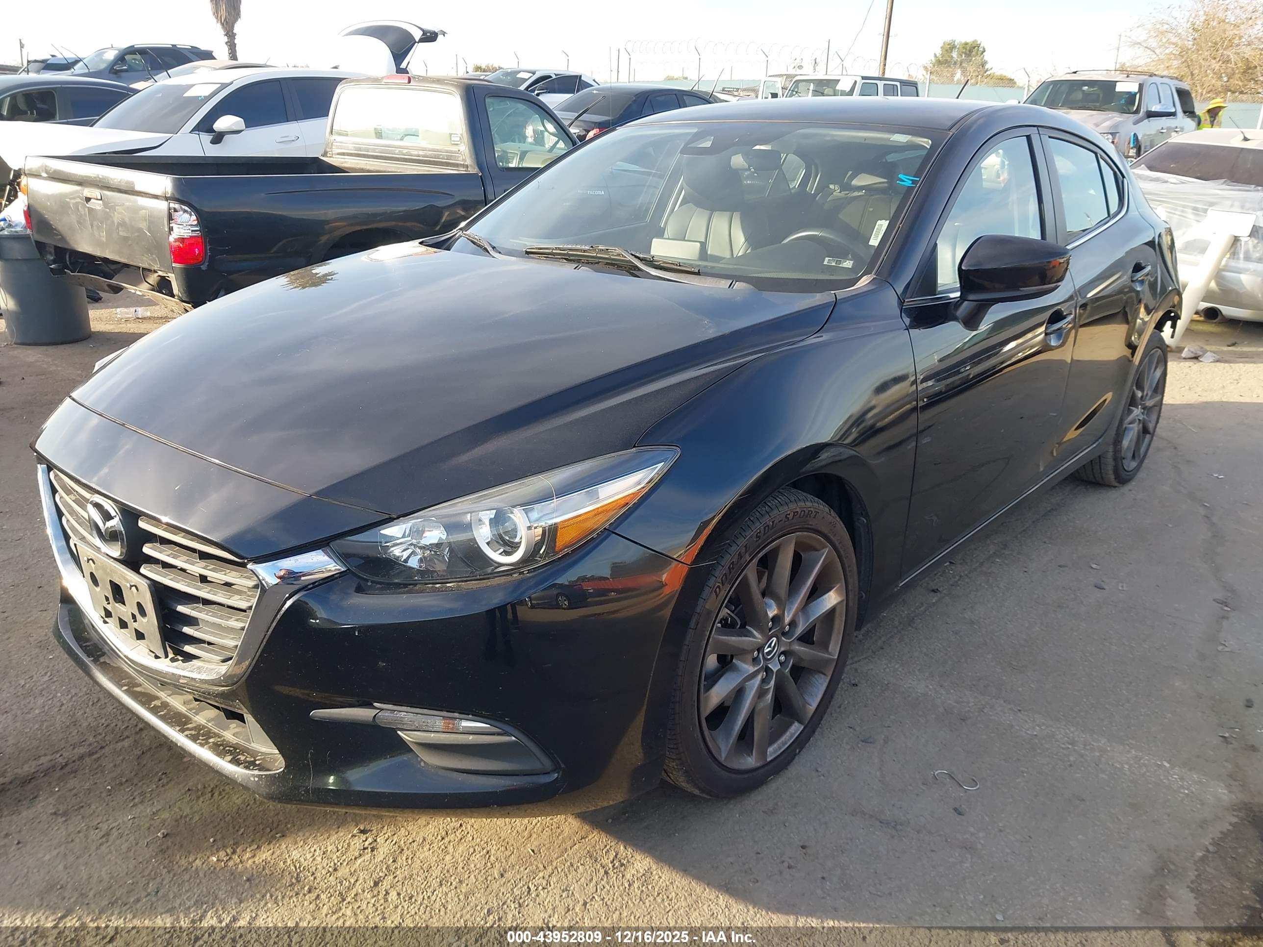 MAZDA MAZDA3 image 2