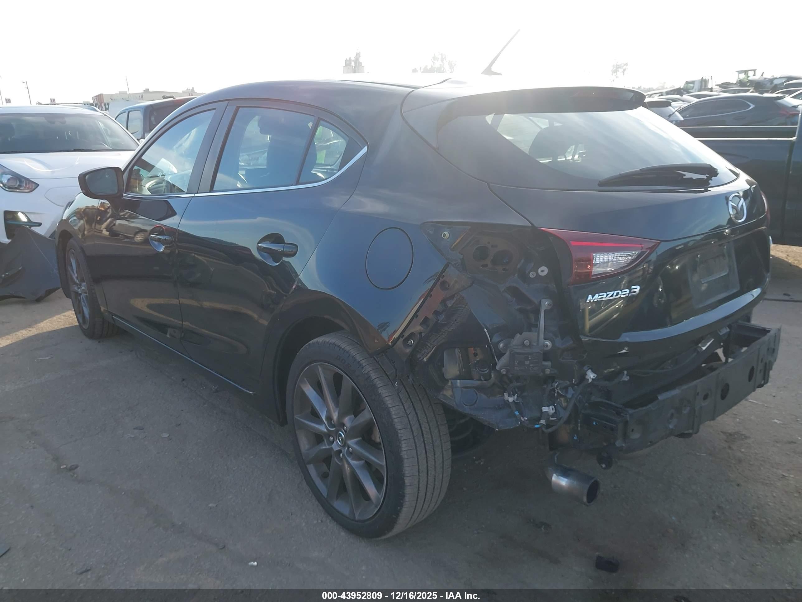 MAZDA MAZDA3 image 3