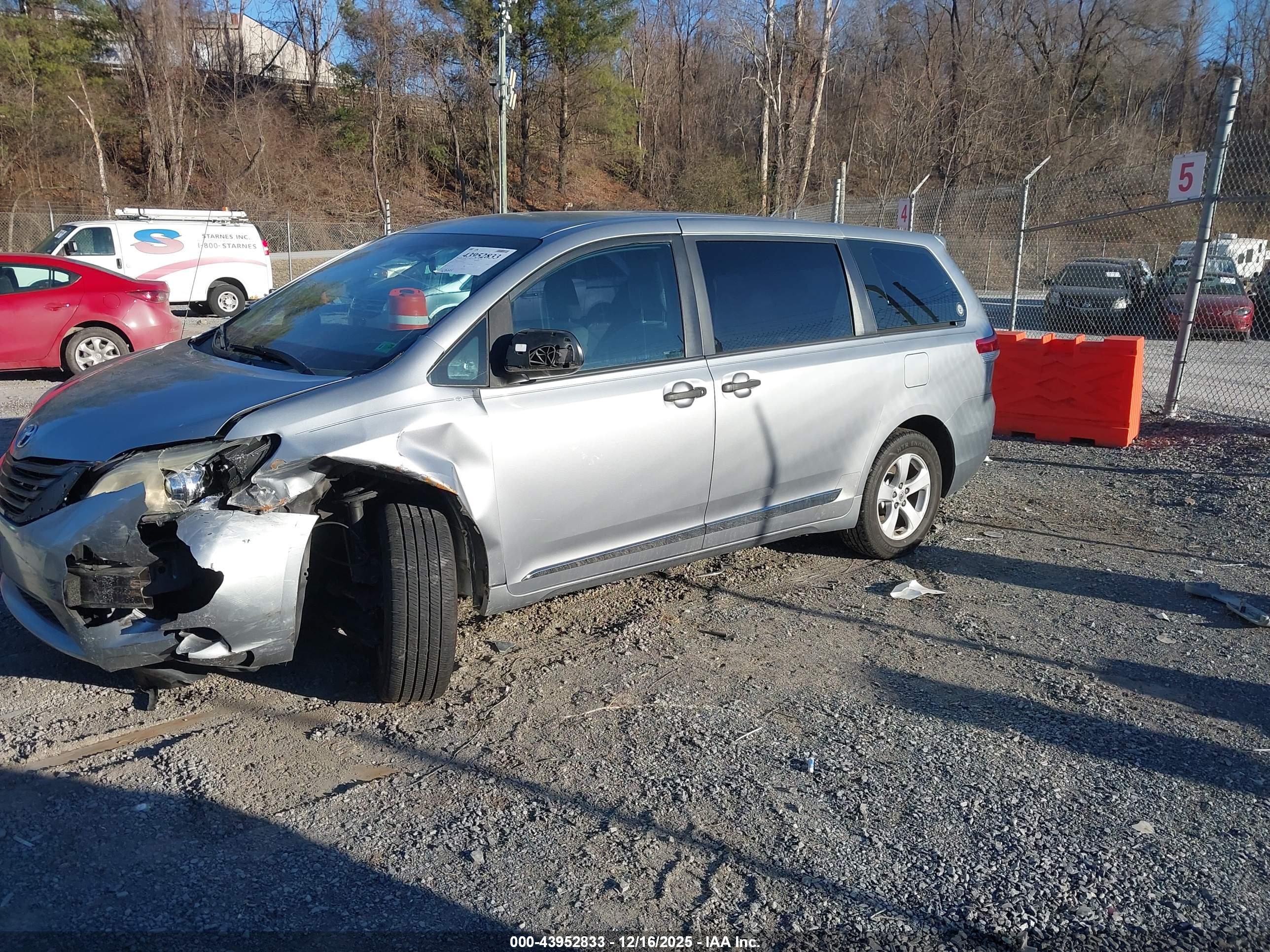 TOYOTA SIENNA image 2