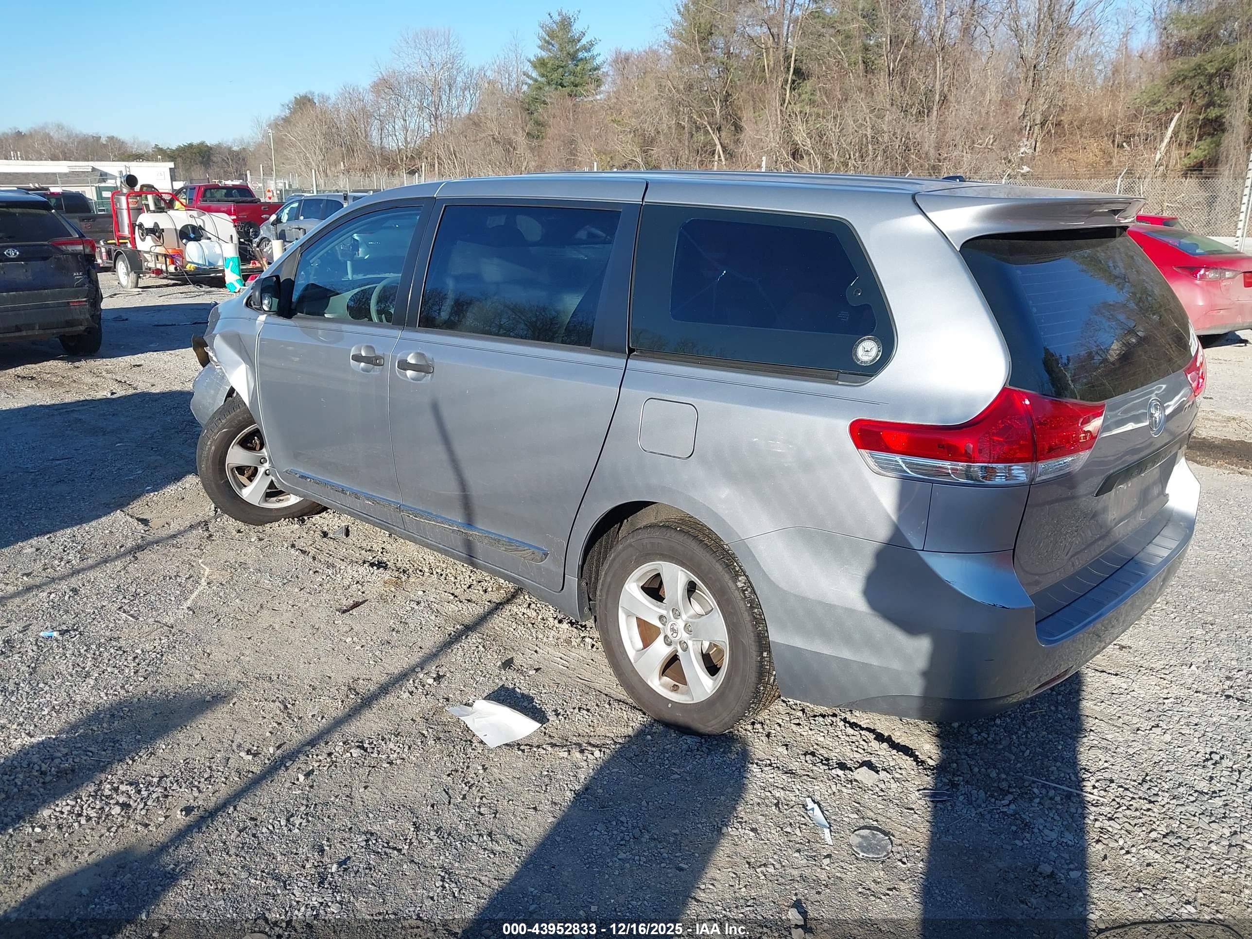TOYOTA SIENNA image 3