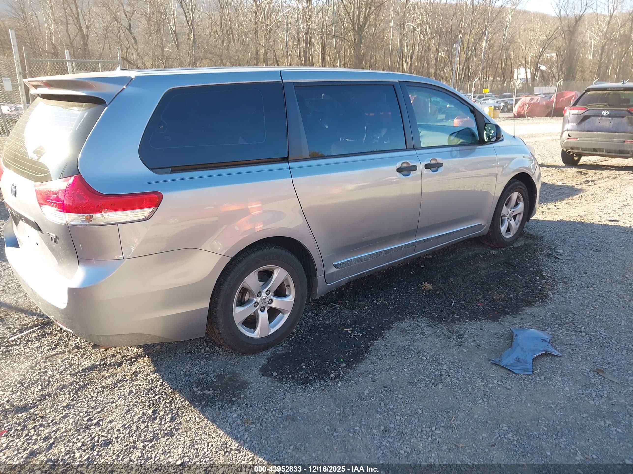 TOYOTA SIENNA image 4