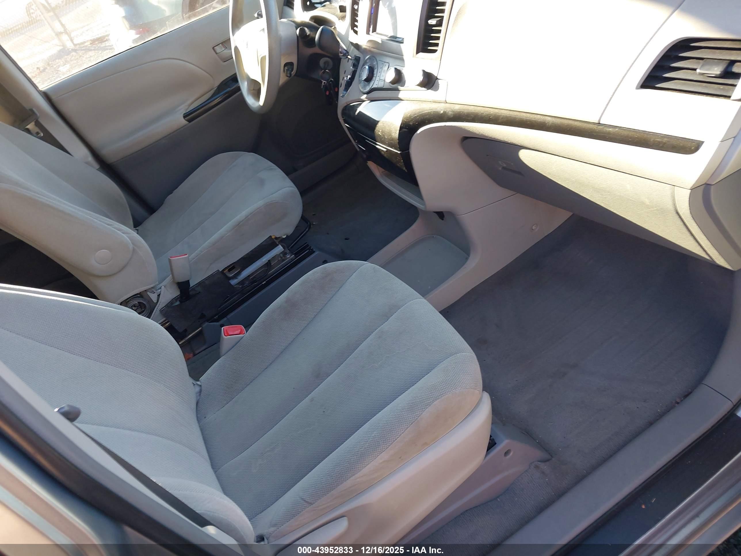 TOYOTA SIENNA image 5