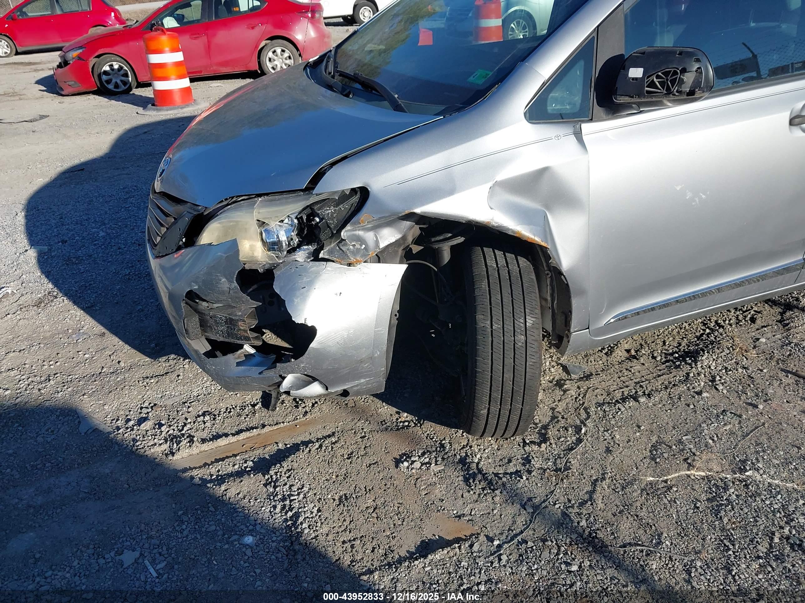 TOYOTA SIENNA image 6