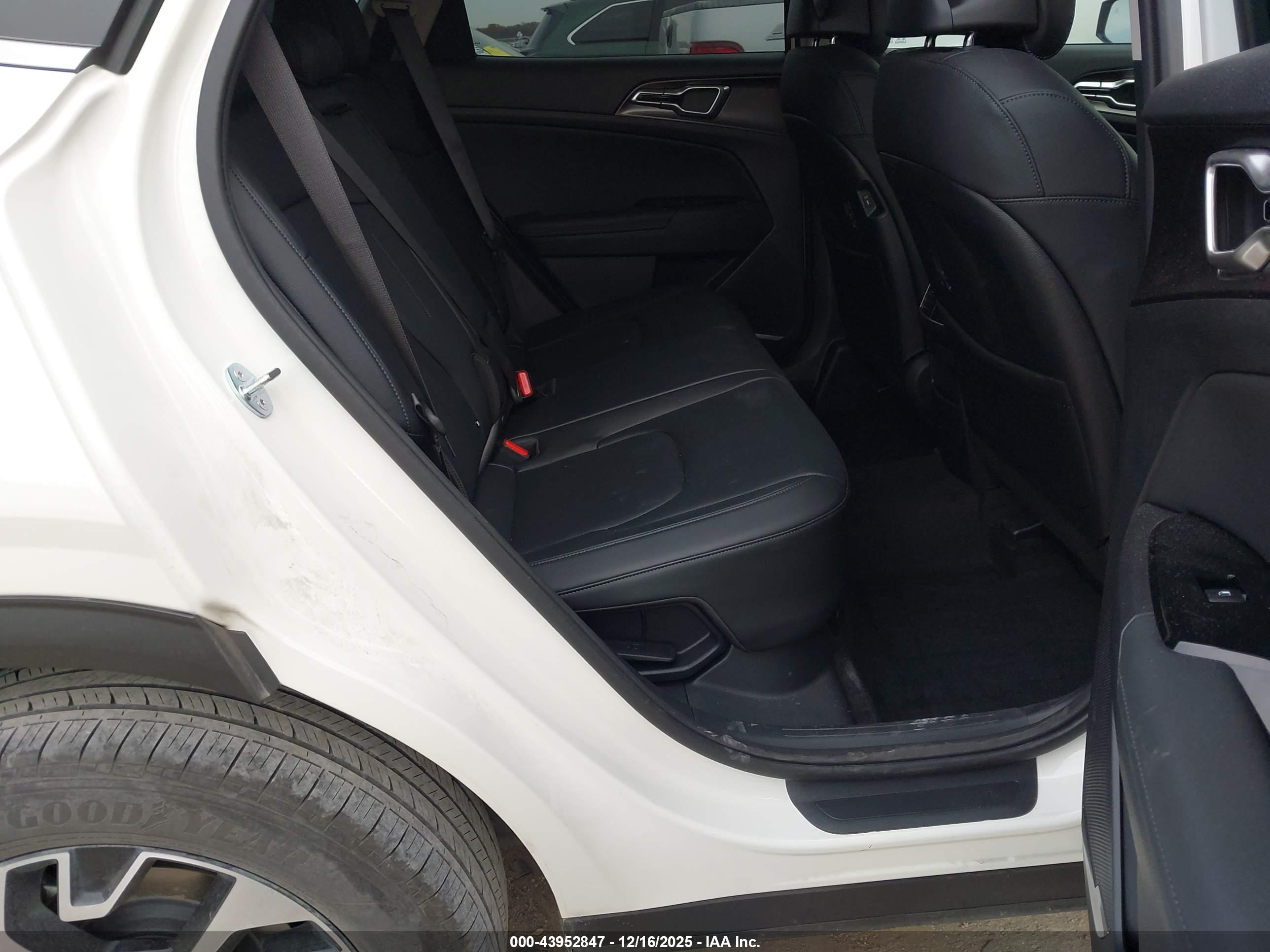 KIA SPORTAGE image 8