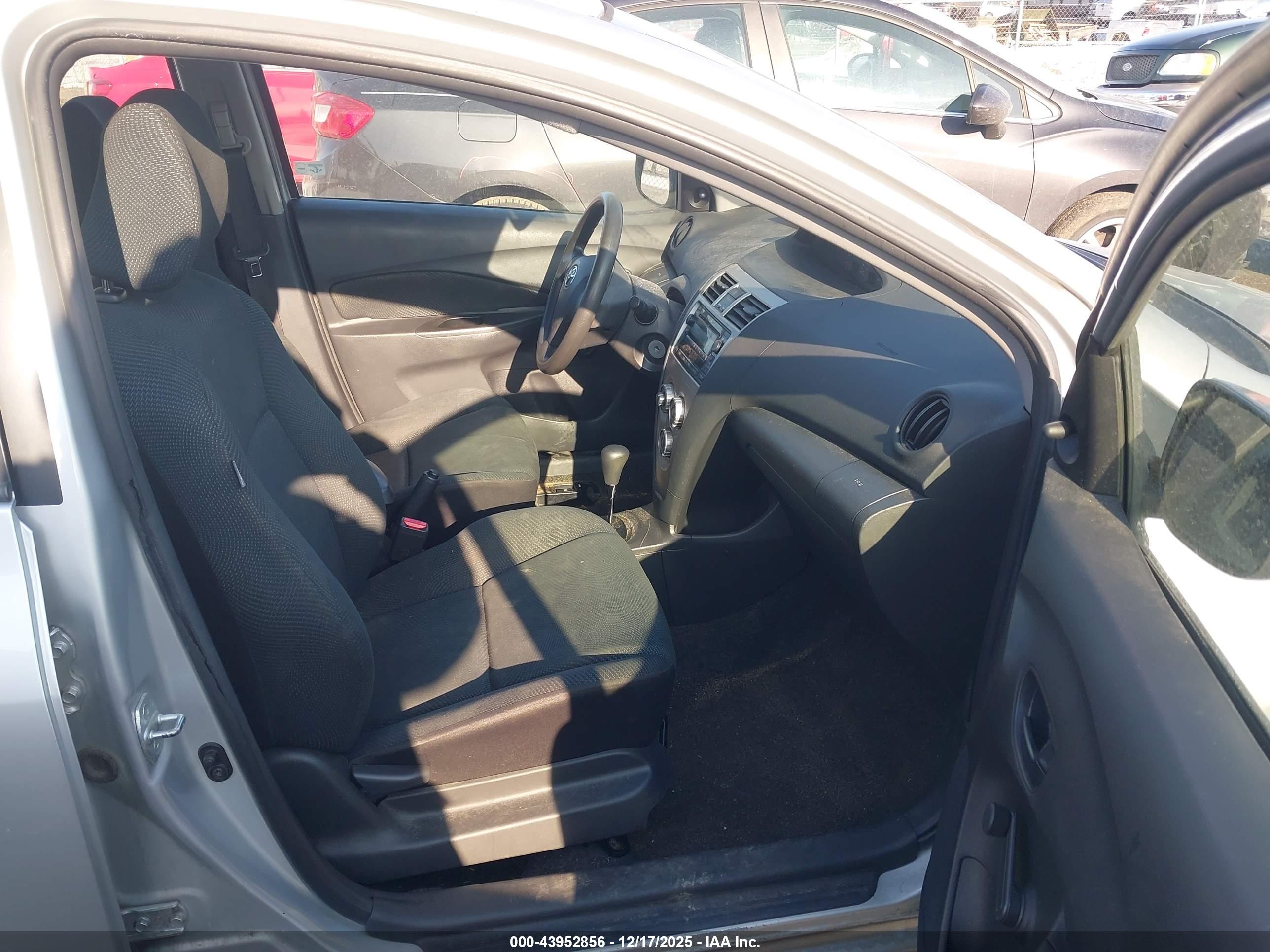 TOYOTA YARIS image 5