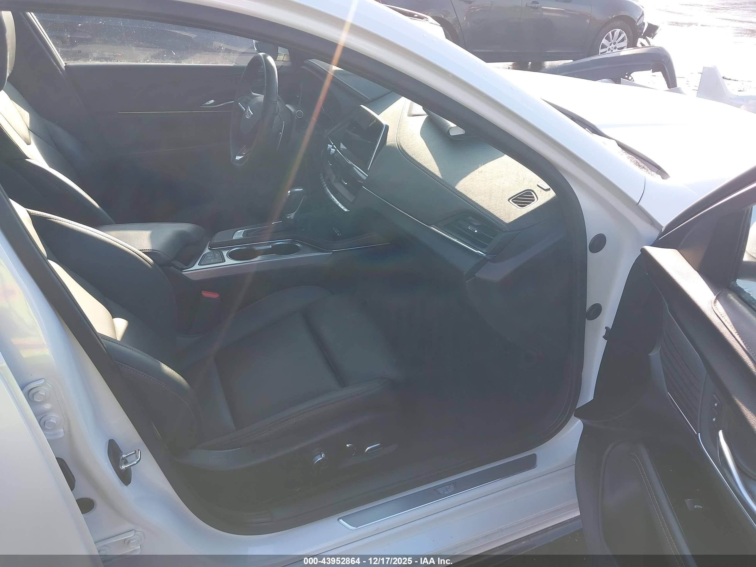 CADILLAC CT4 image 5