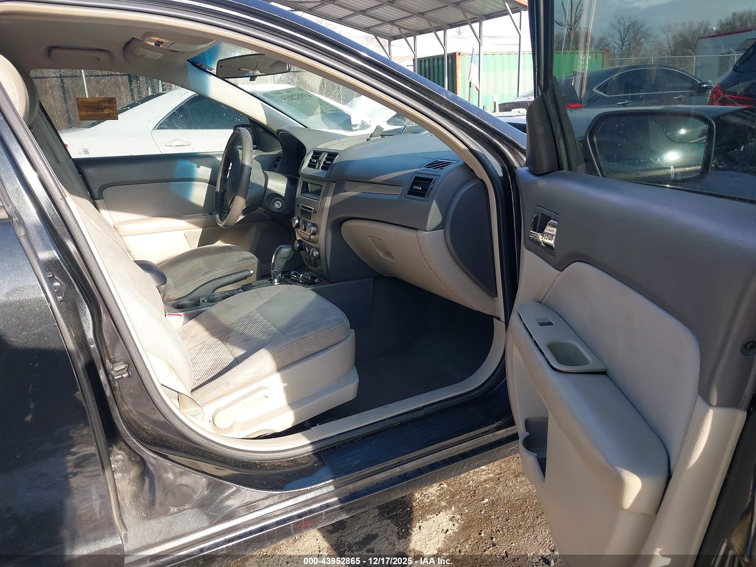 FORD FUSION image 5