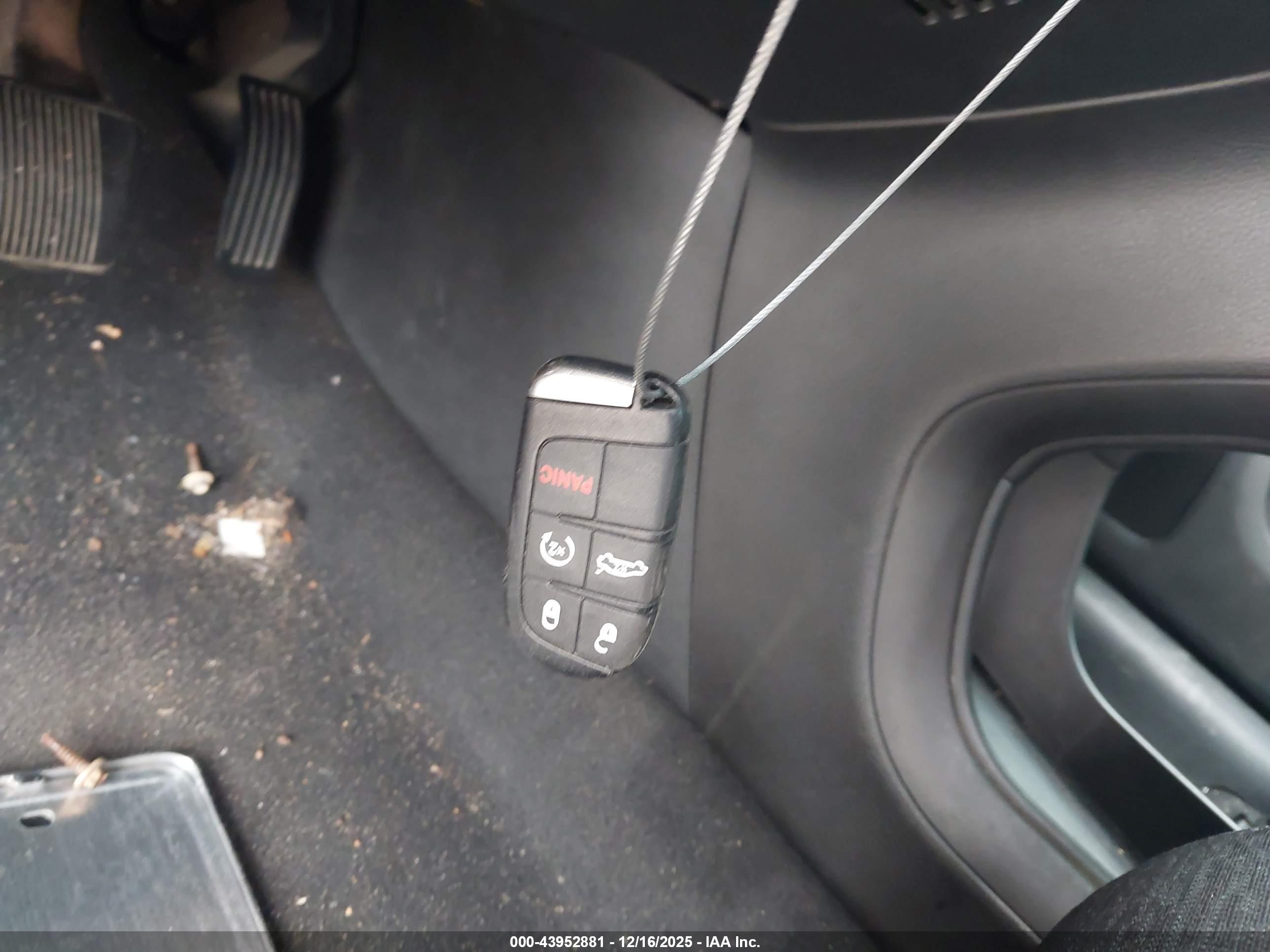 CHRYSLER 200 image 11