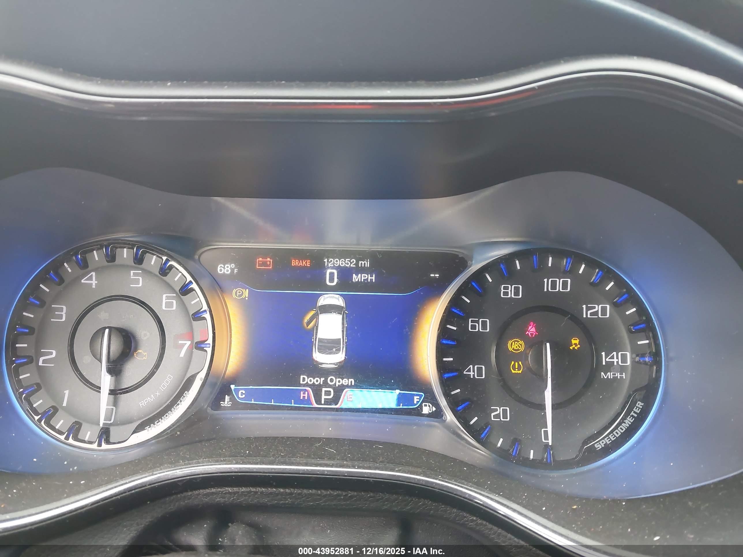 CHRYSLER 200 image 7