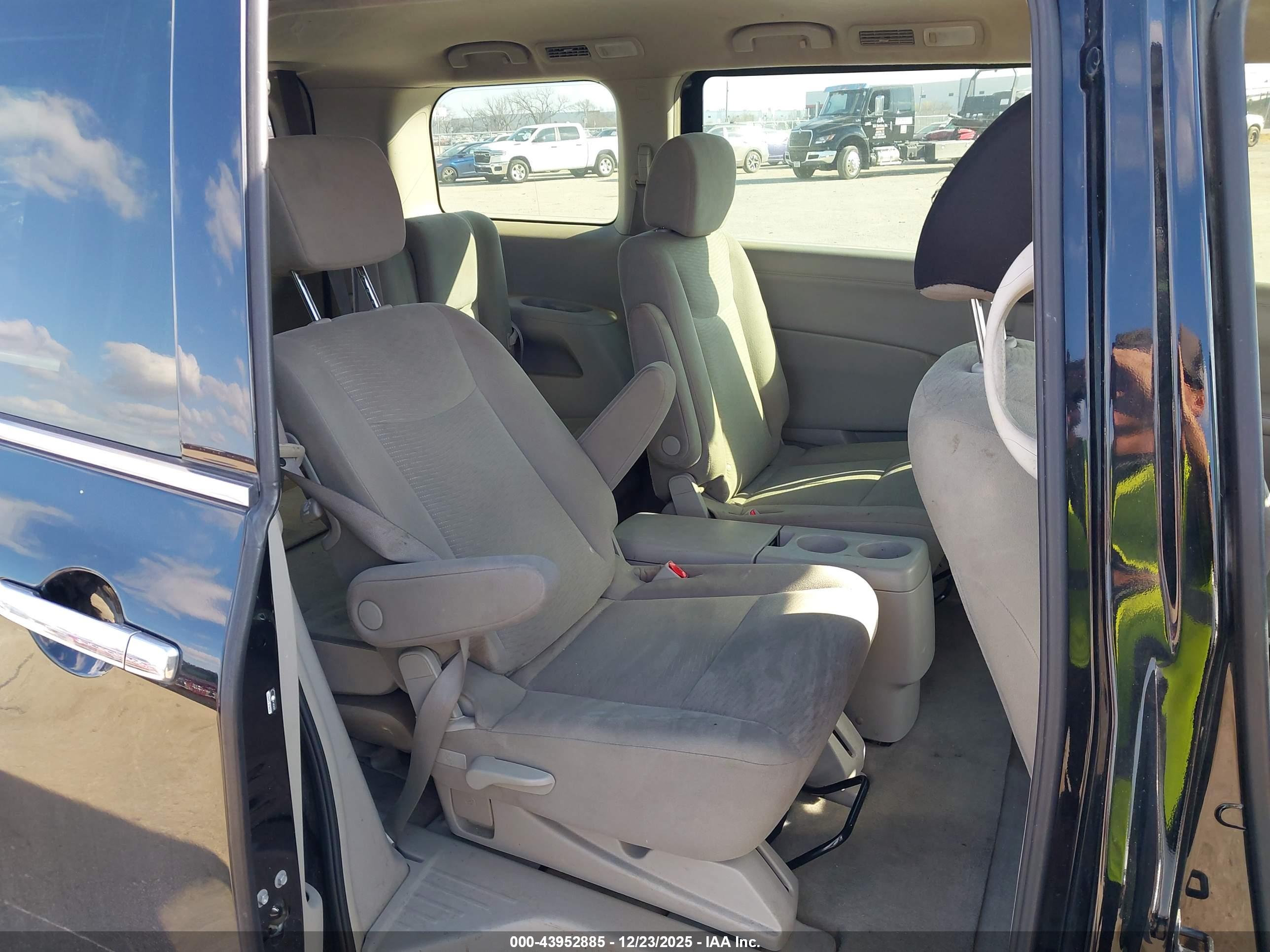 NISSAN QUEST image 8