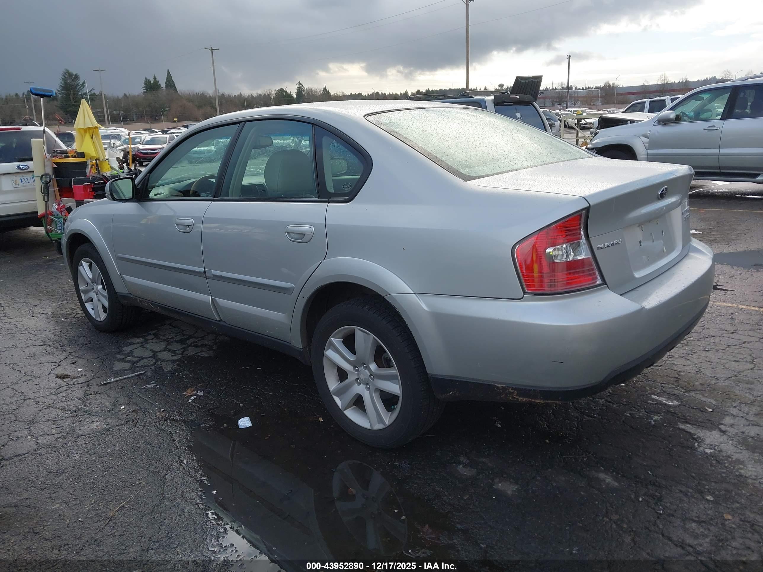 SUBARU OUTBACK image 3