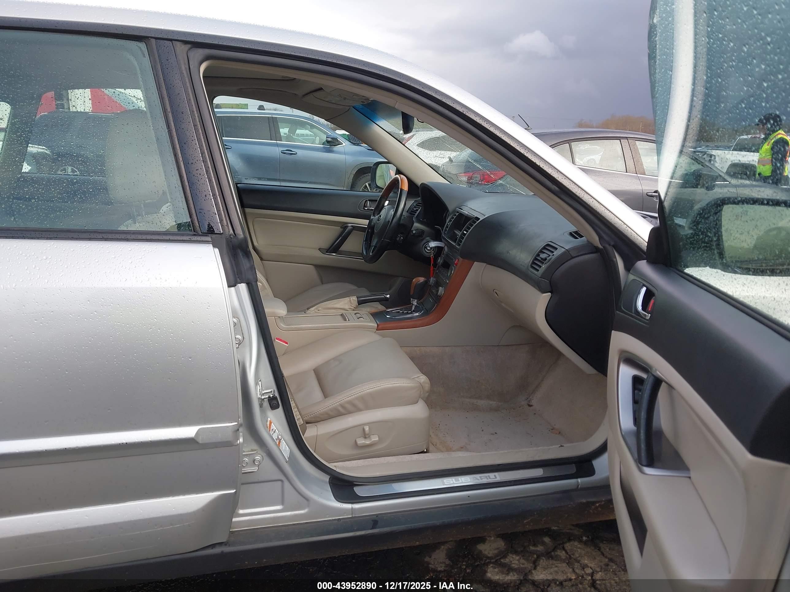 SUBARU OUTBACK image 5