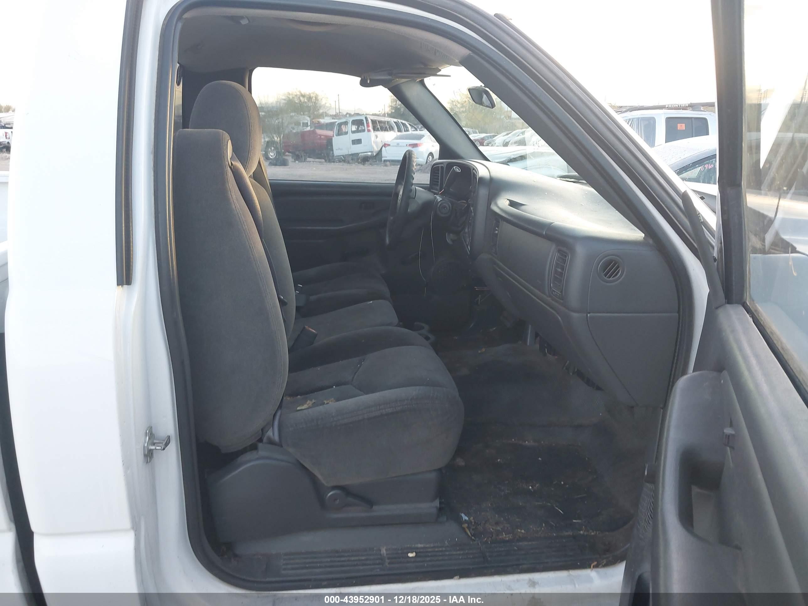 CHEVROLET SILVERADO image 5