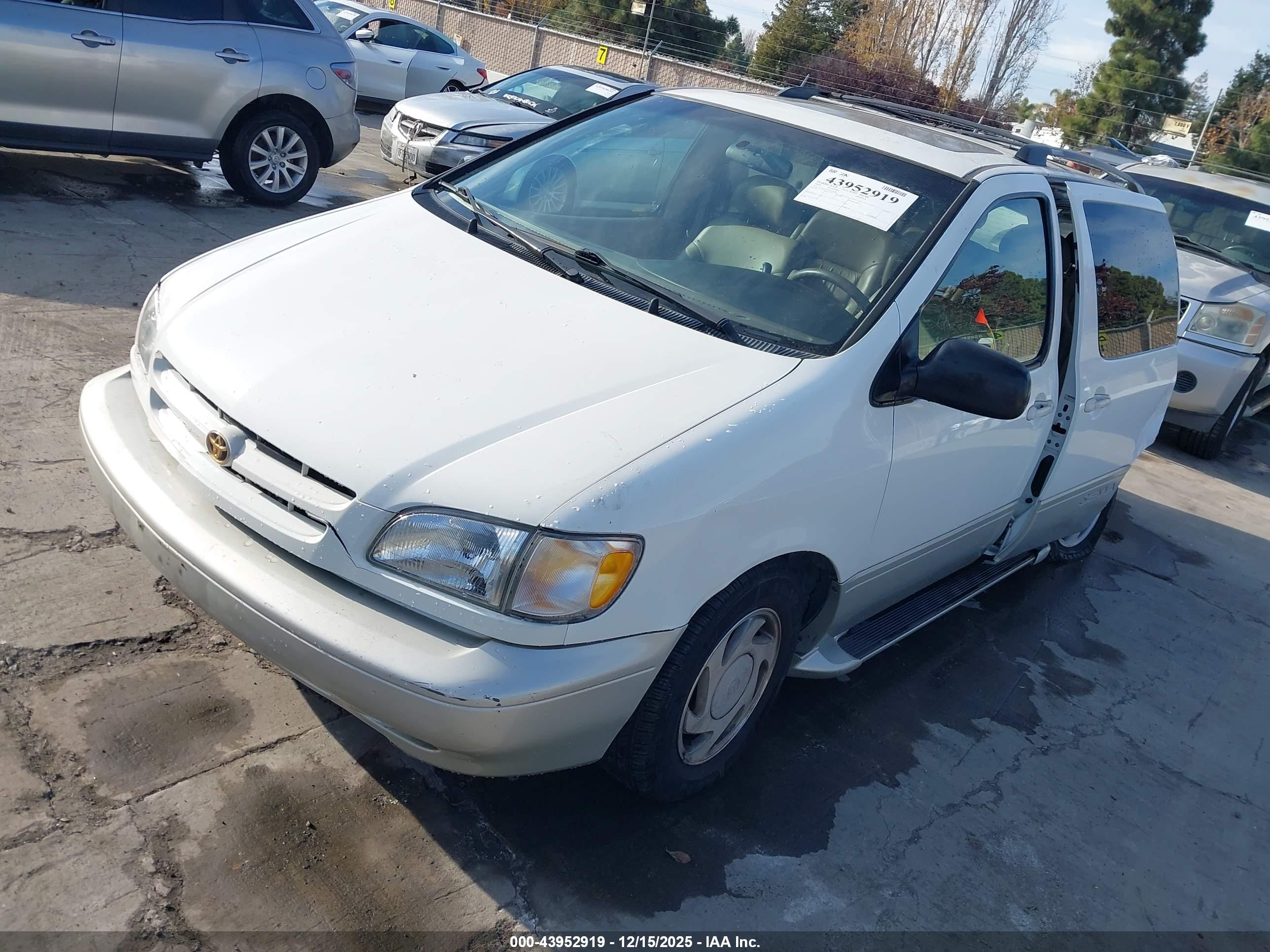 TOYOTA SIENNA image 2