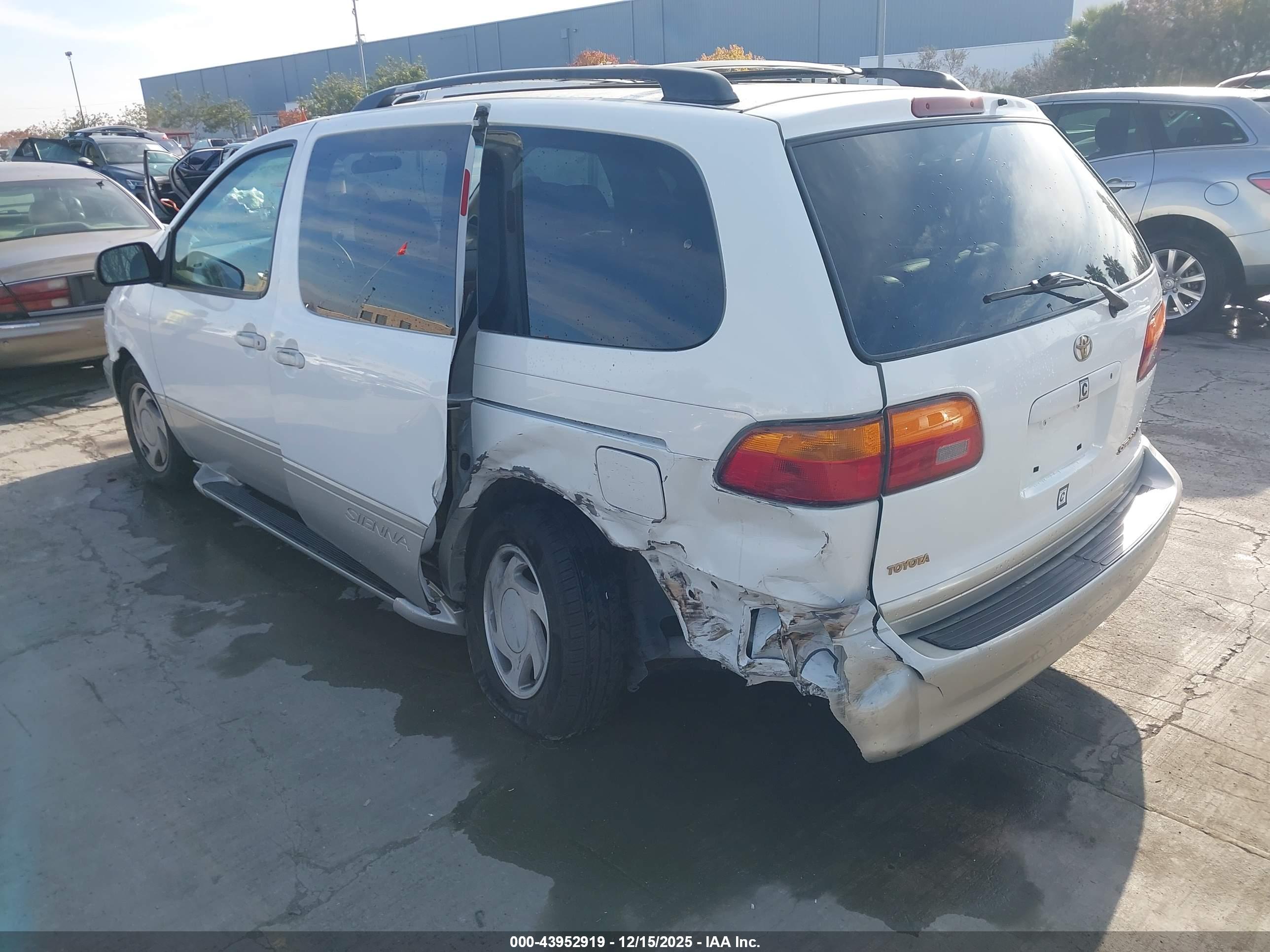 TOYOTA SIENNA image 3