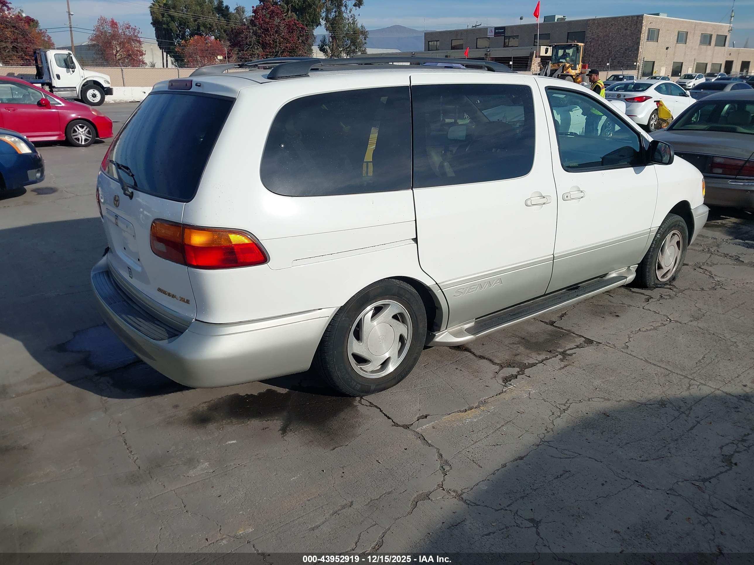 TOYOTA SIENNA image 4