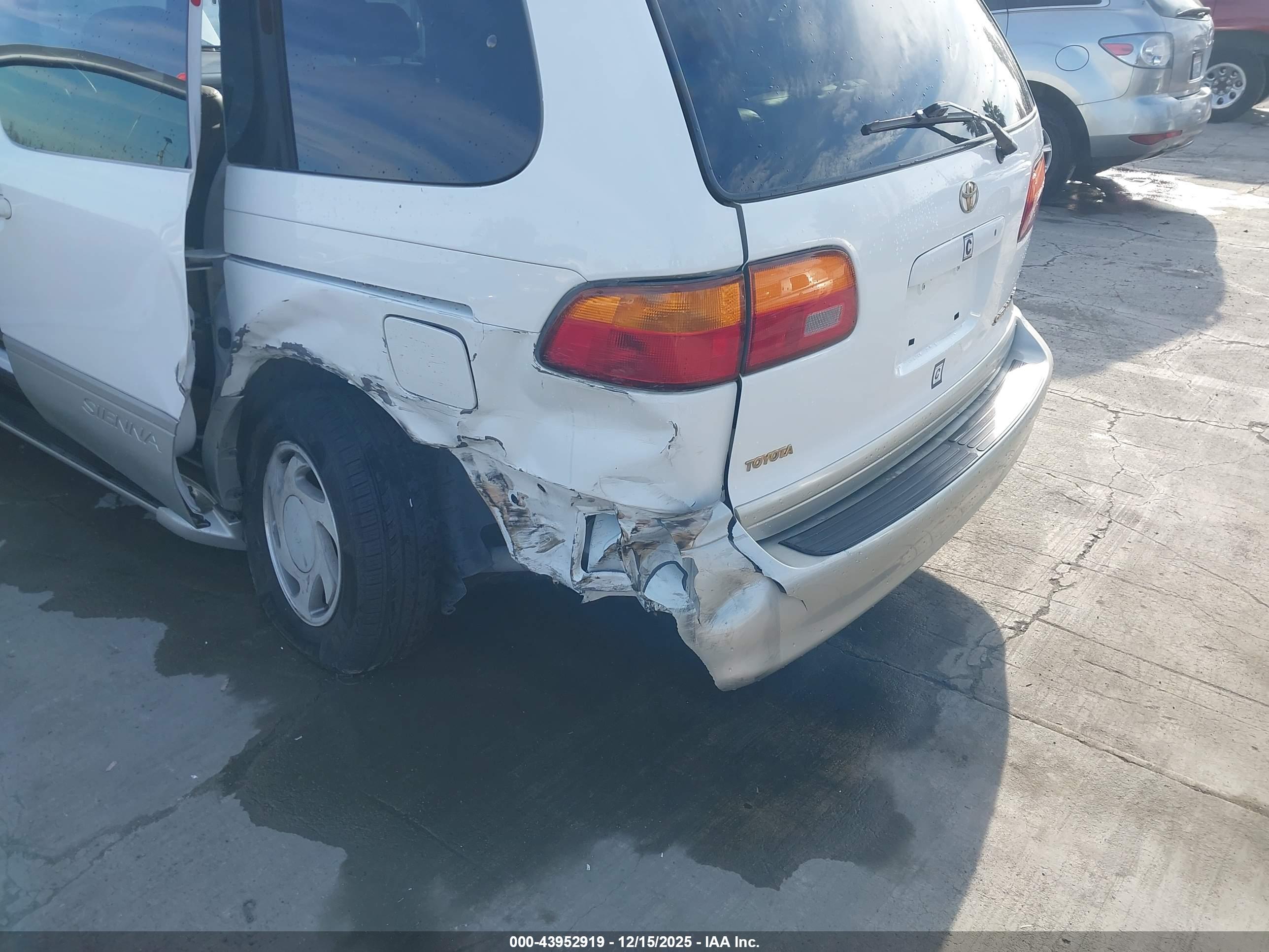 TOYOTA SIENNA image 6