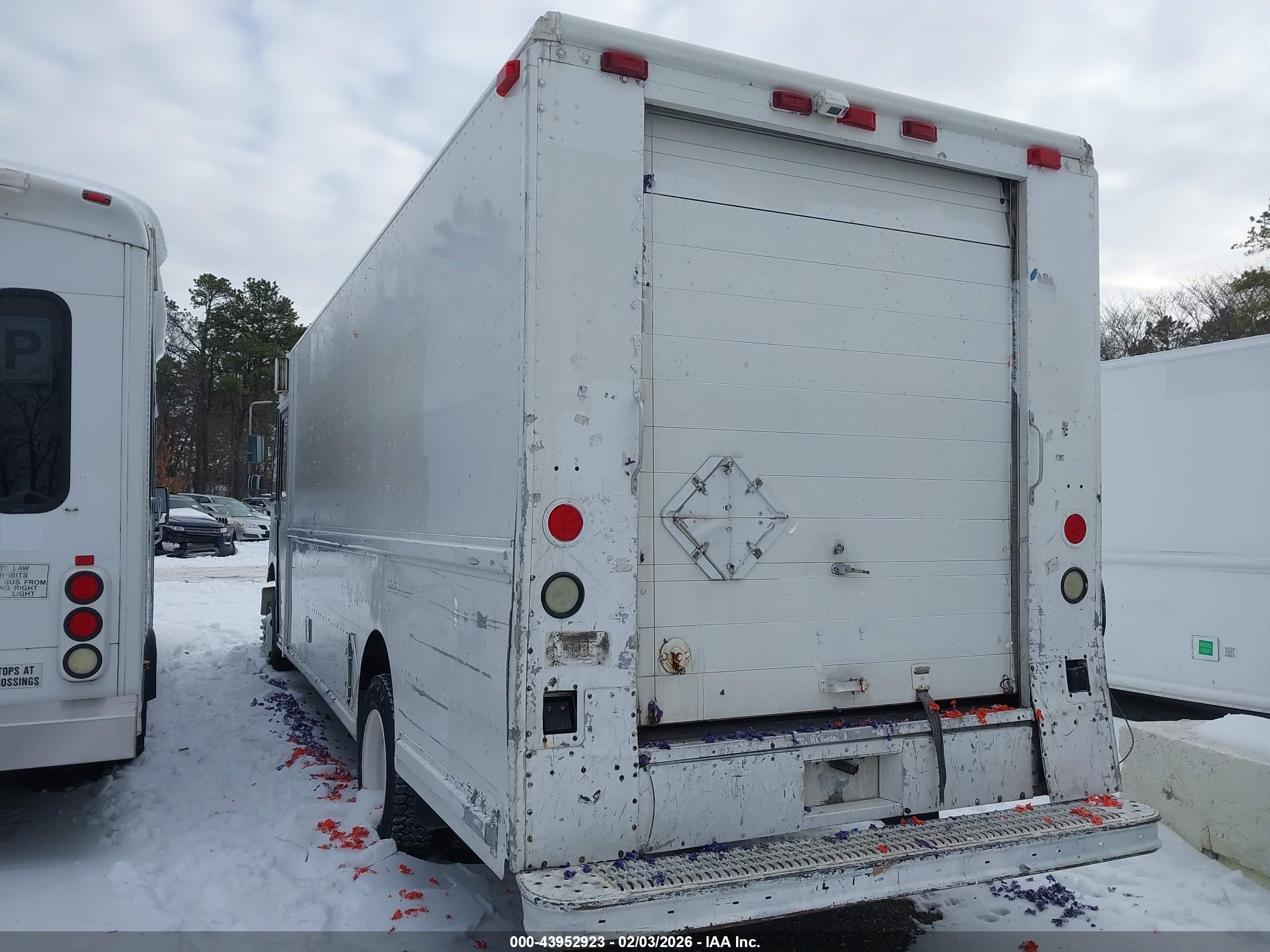 FREIGHTLINER CHASSIS image 3