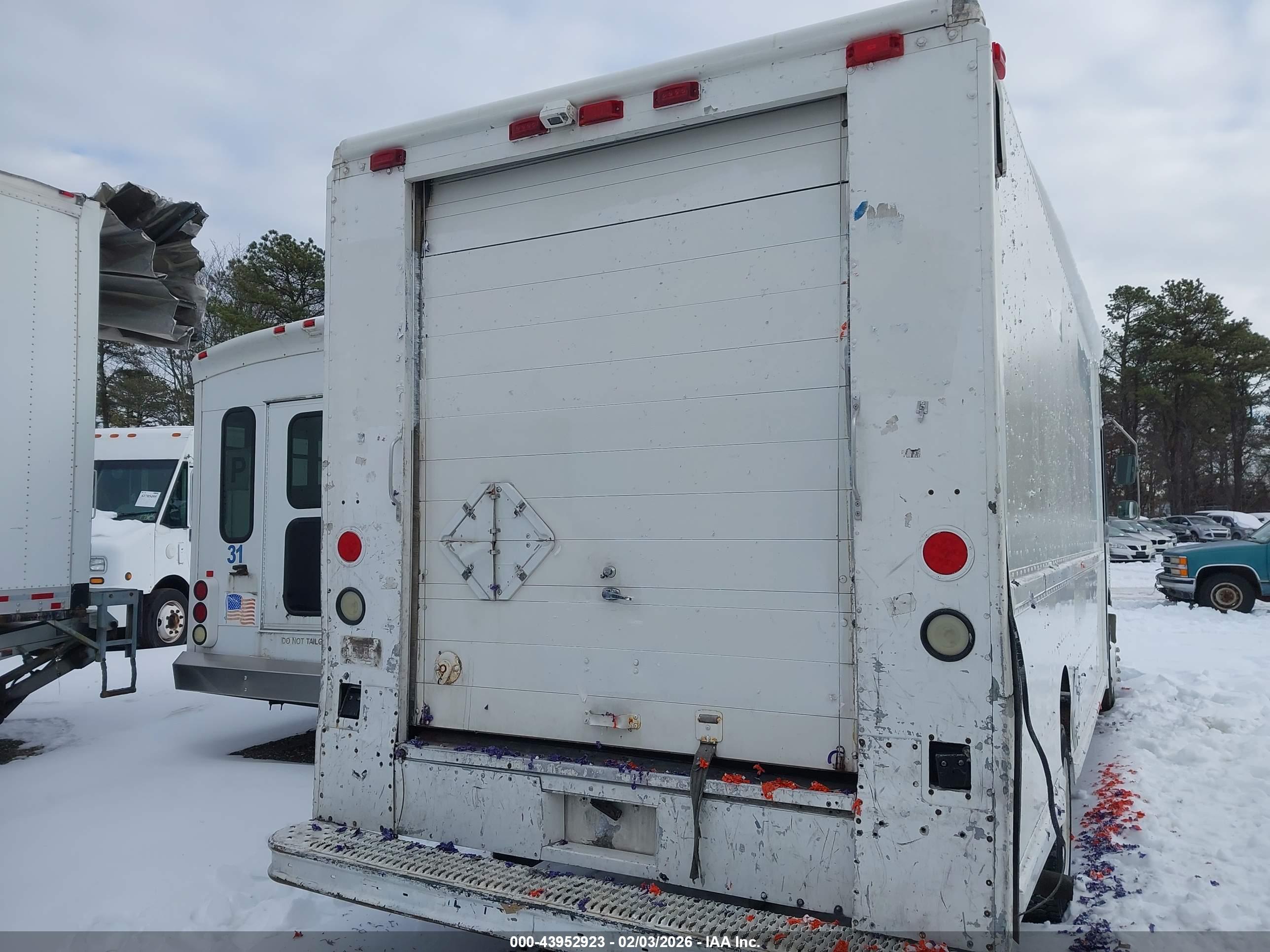 FREIGHTLINER CHASSIS image 4