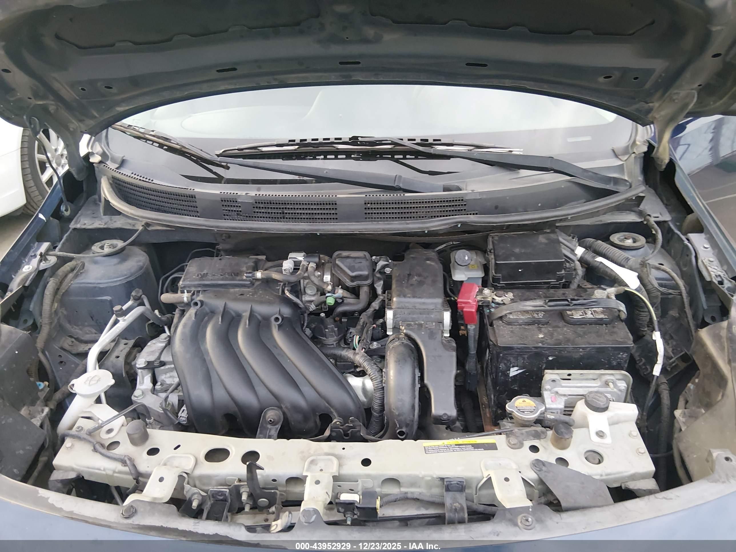 NISSAN VERSA image 10