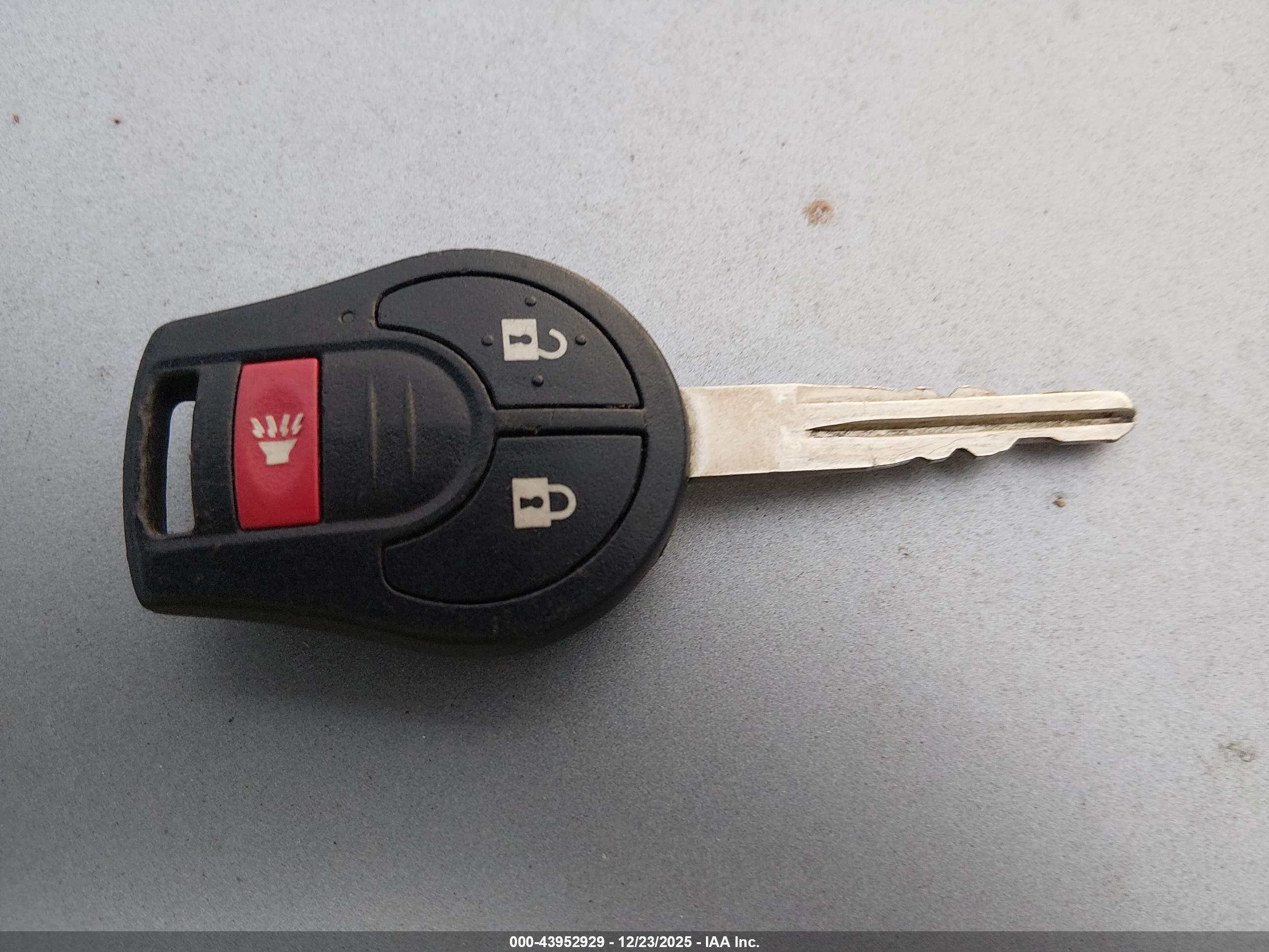 NISSAN VERSA image 11