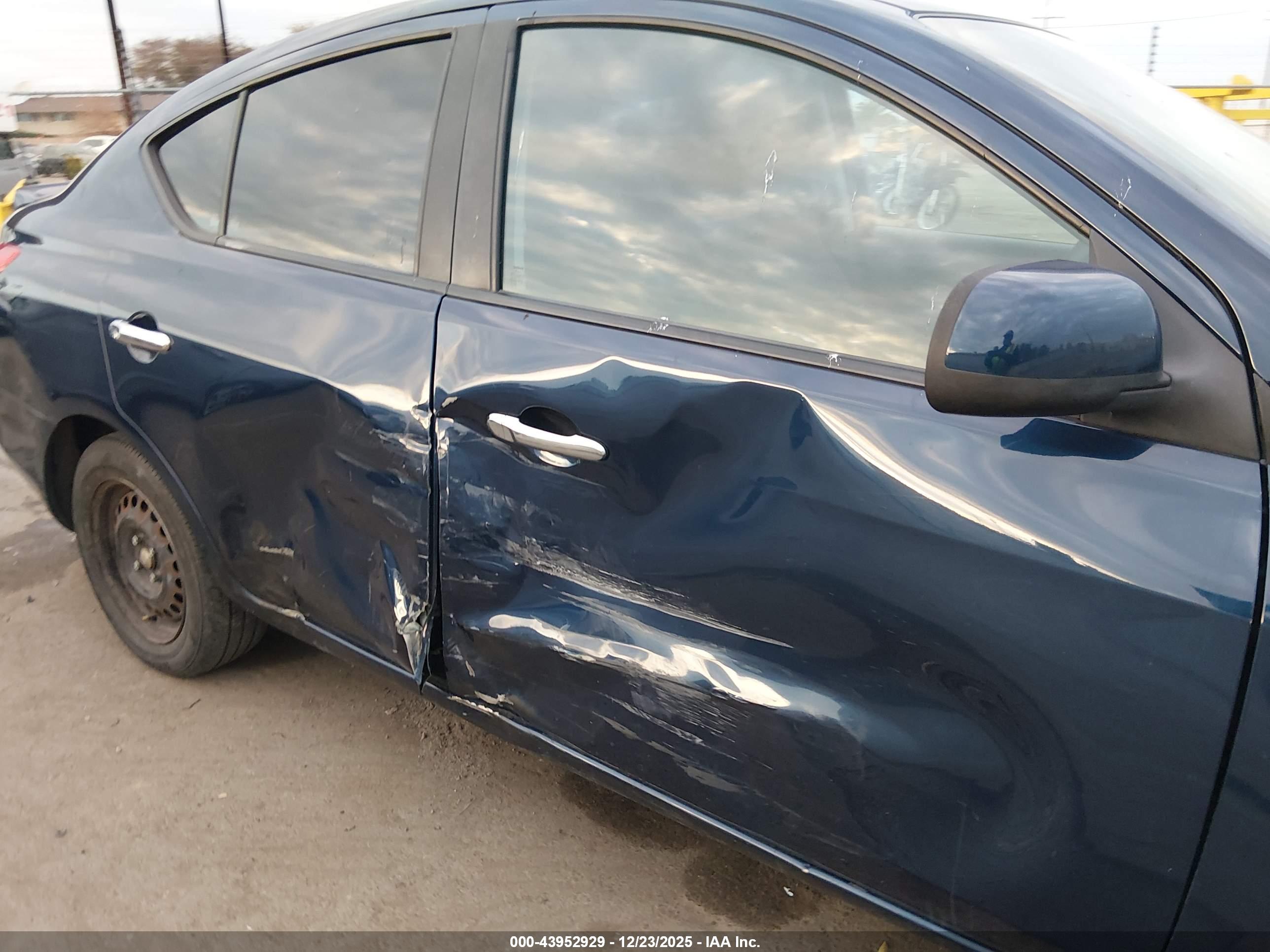 NISSAN VERSA image 6