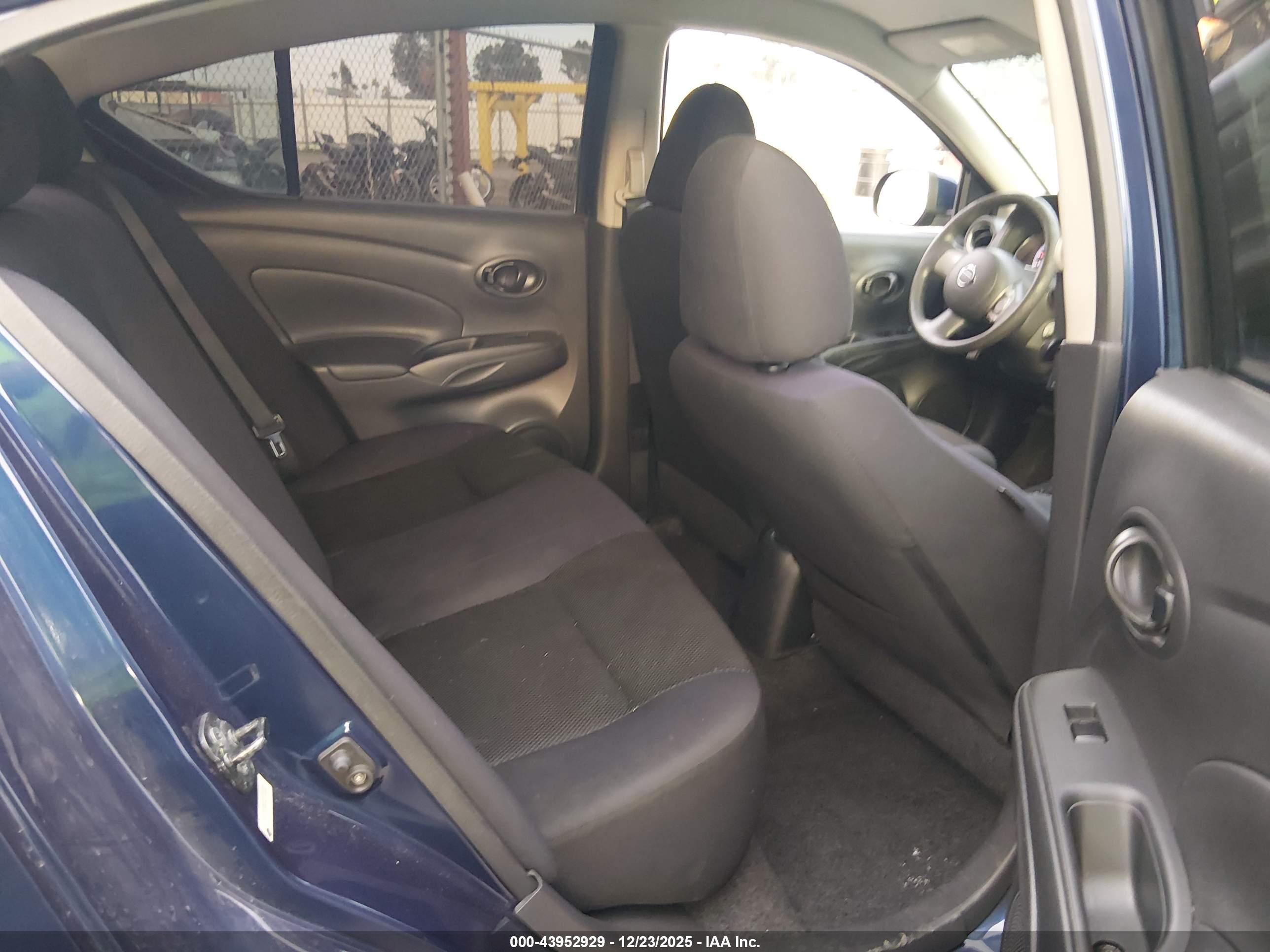 NISSAN VERSA image 8