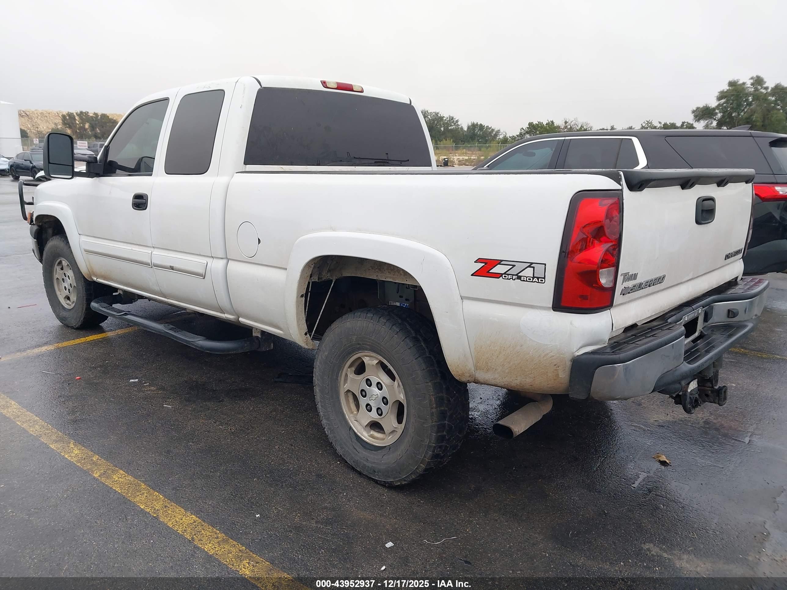 CHEVROLET SILVERADO image 3