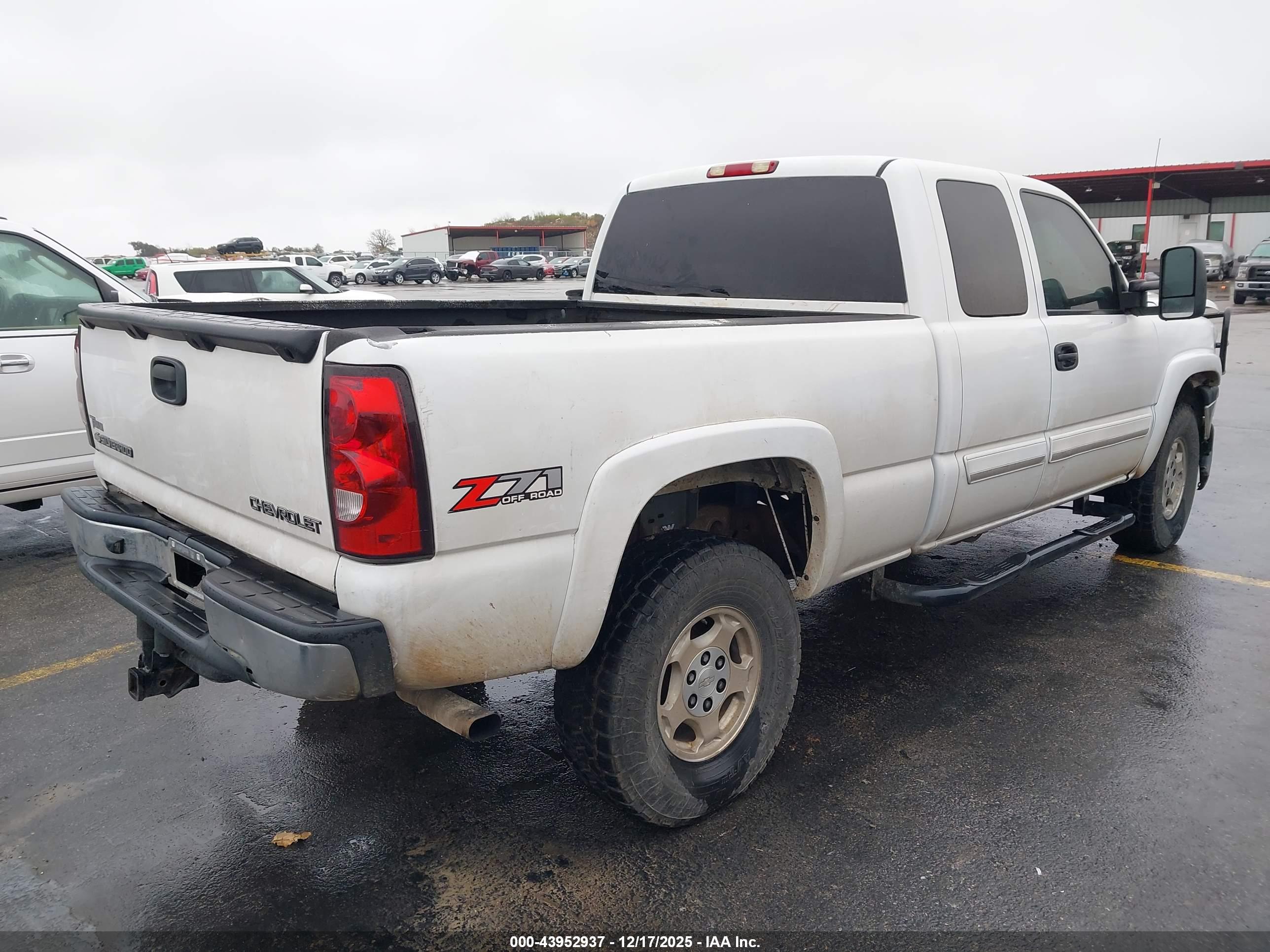 CHEVROLET SILVERADO image 4