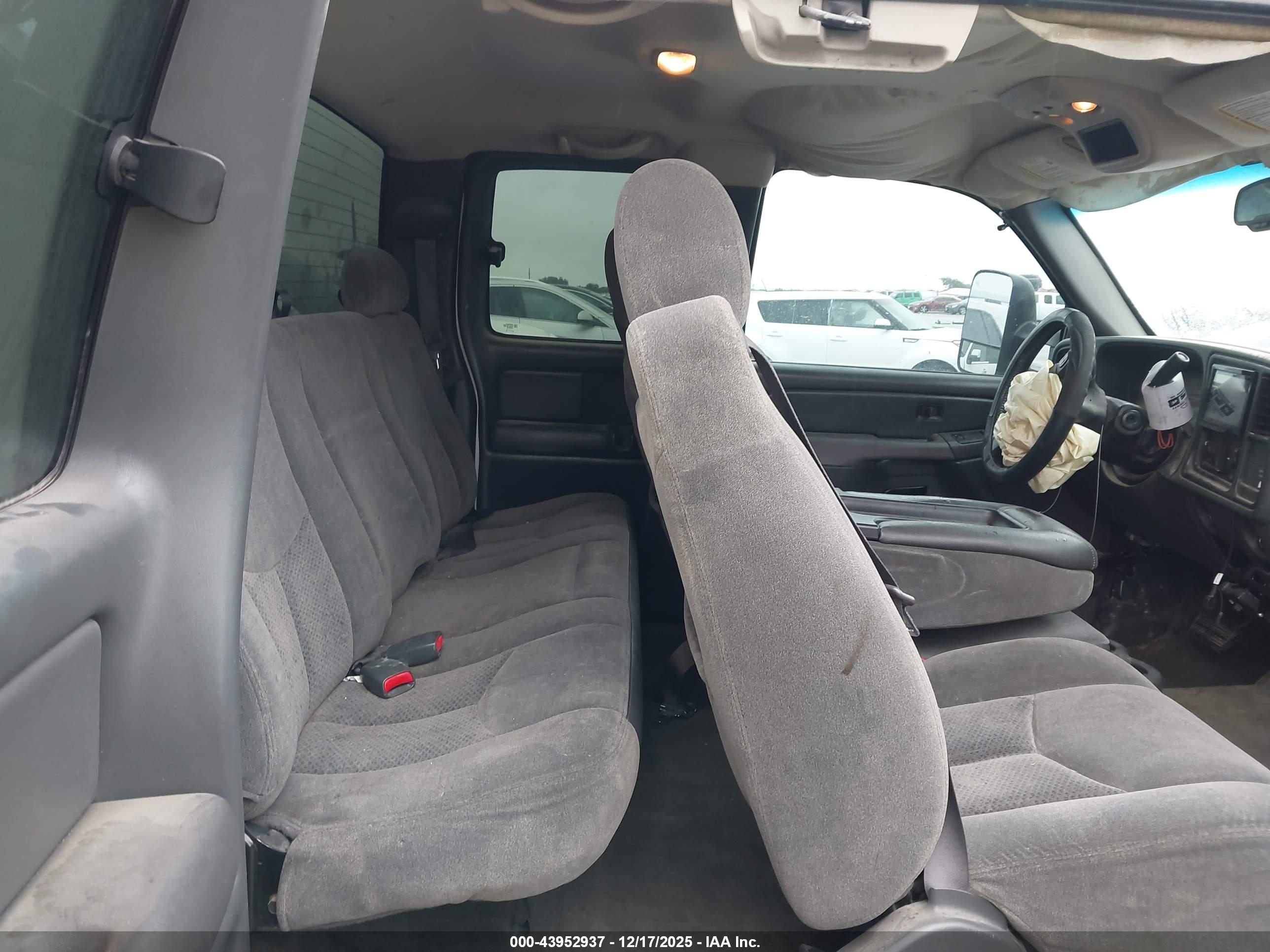 CHEVROLET SILVERADO image 8
