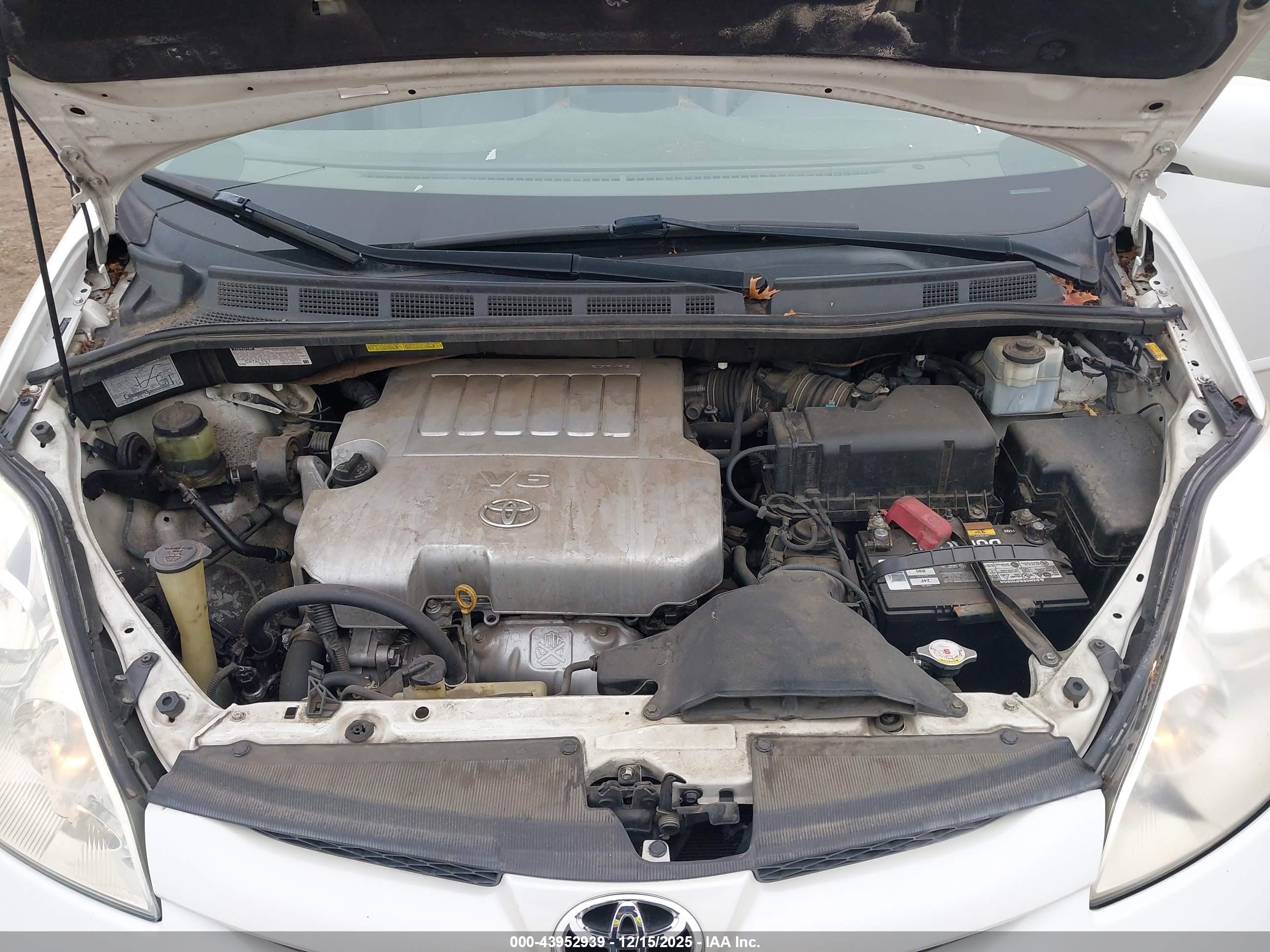 TOYOTA SIENNA image 10