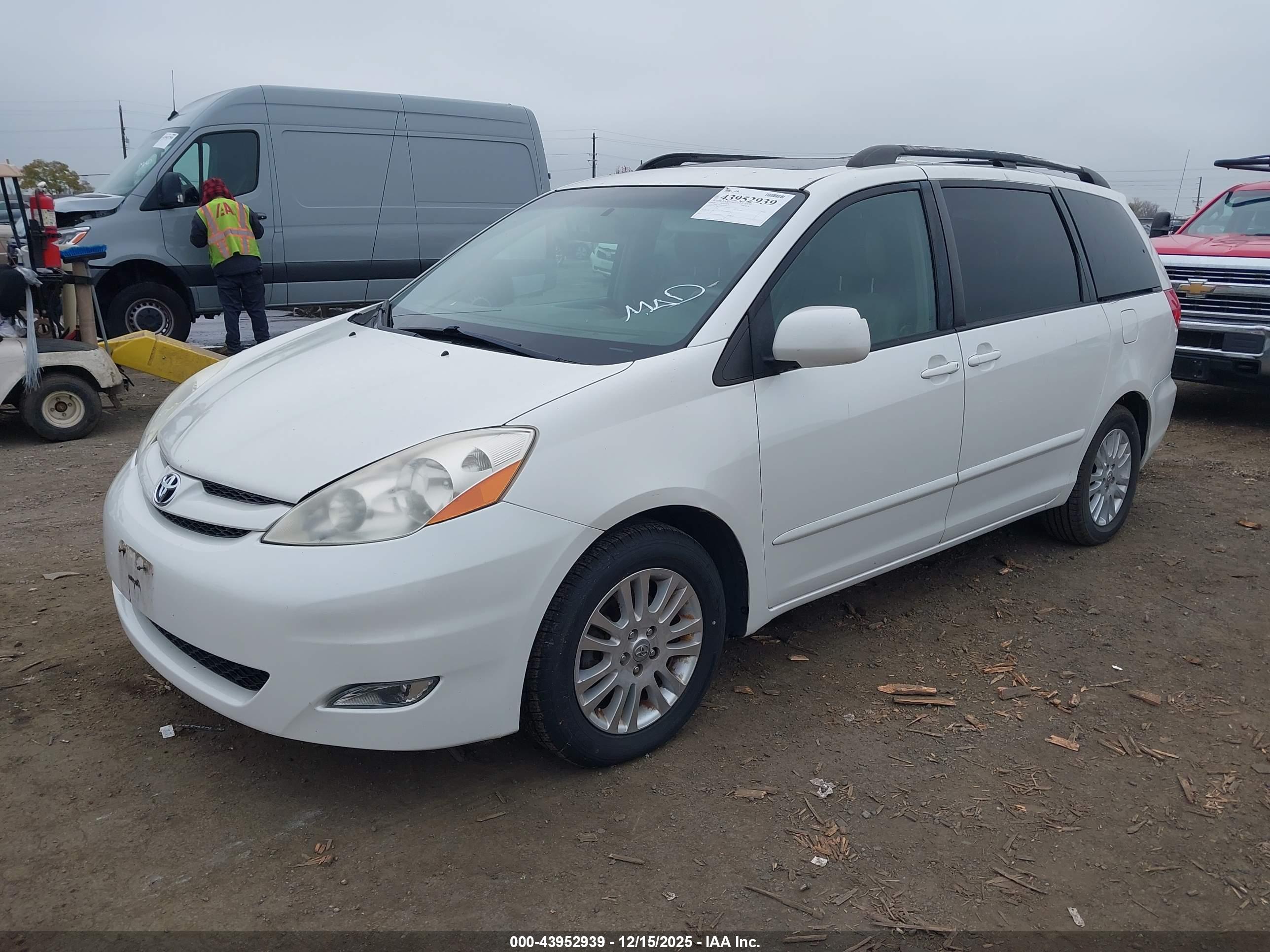 TOYOTA SIENNA image 2