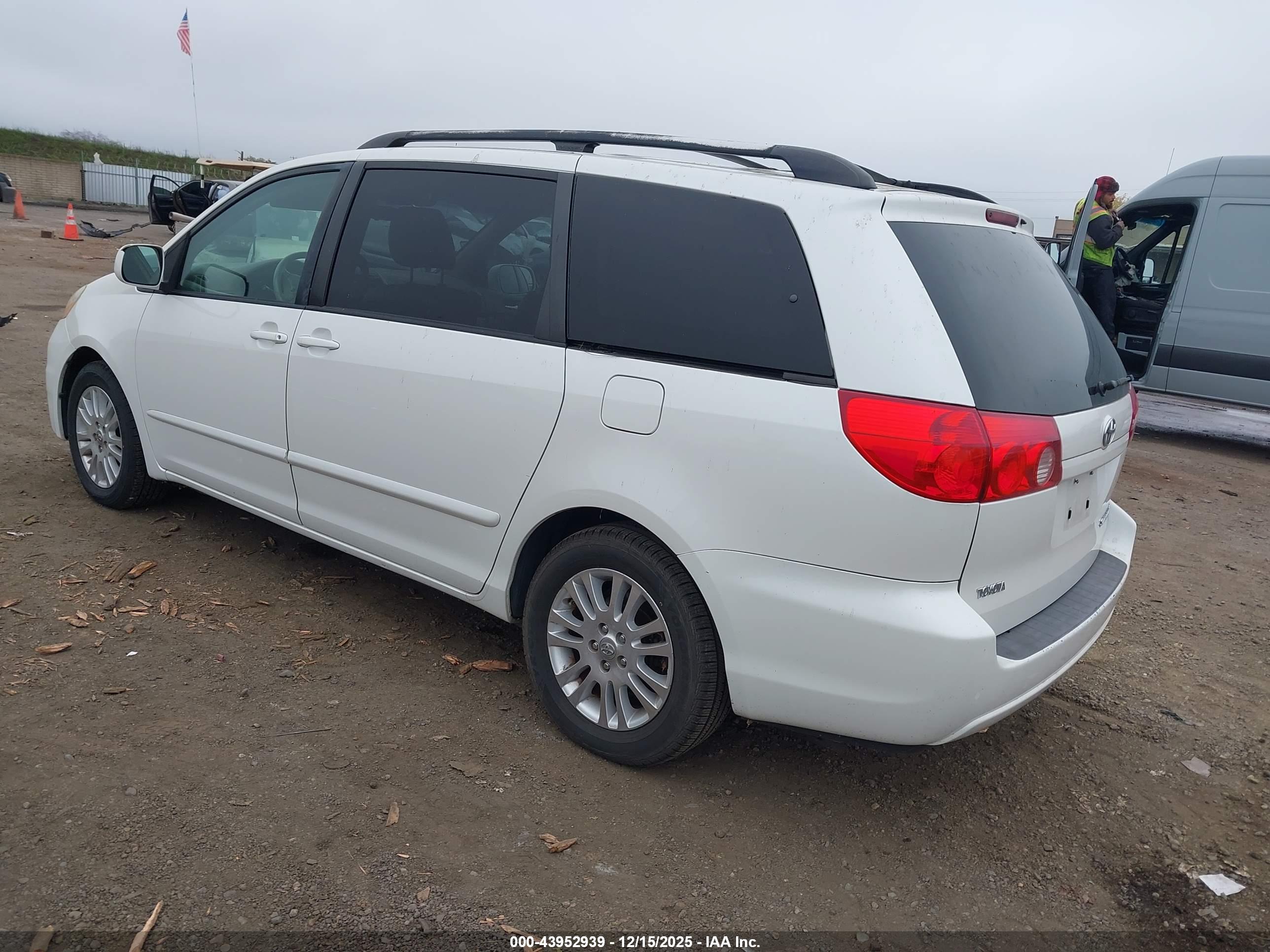 TOYOTA SIENNA image 3