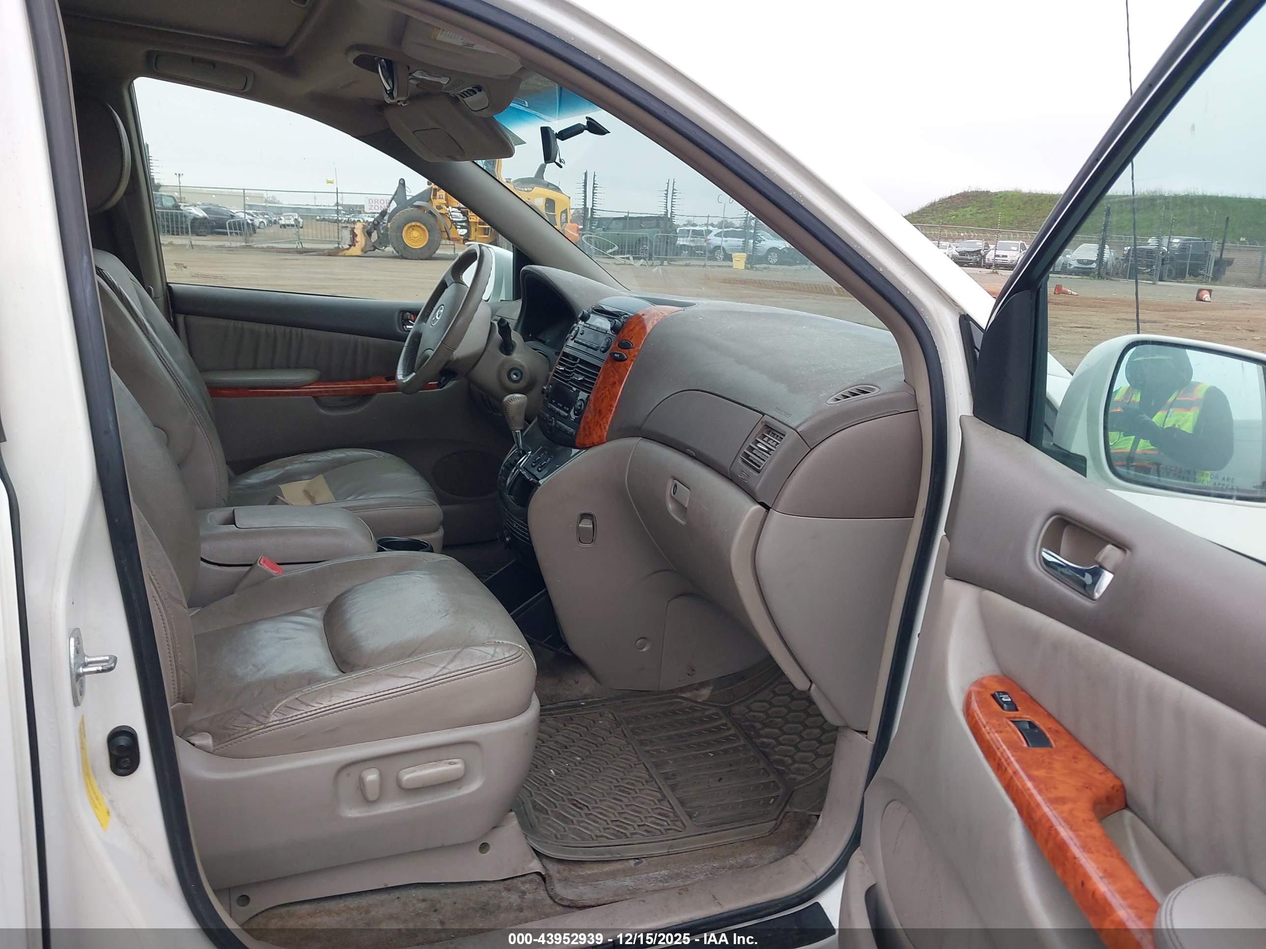 TOYOTA SIENNA image 5