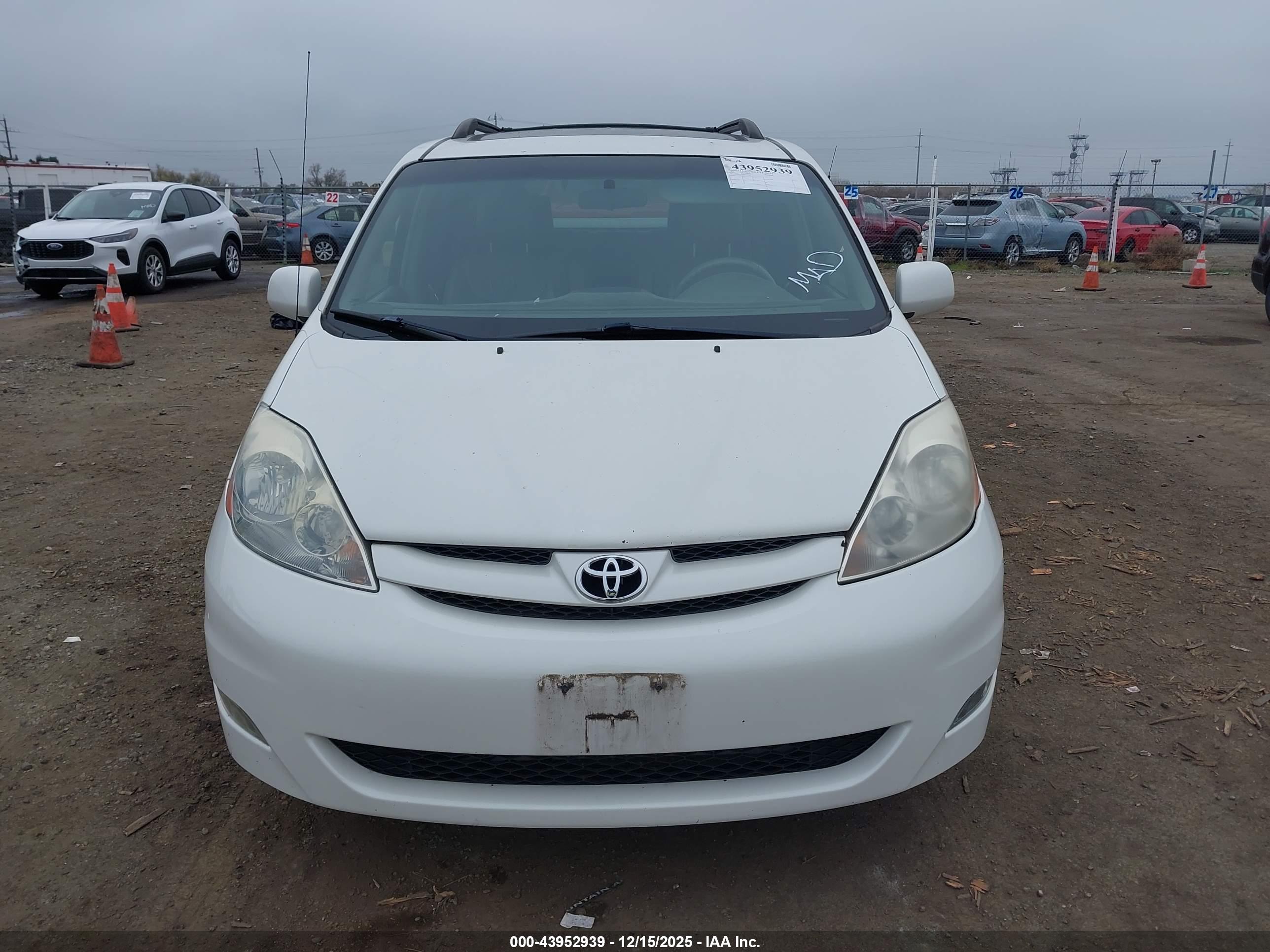 TOYOTA SIENNA image 6