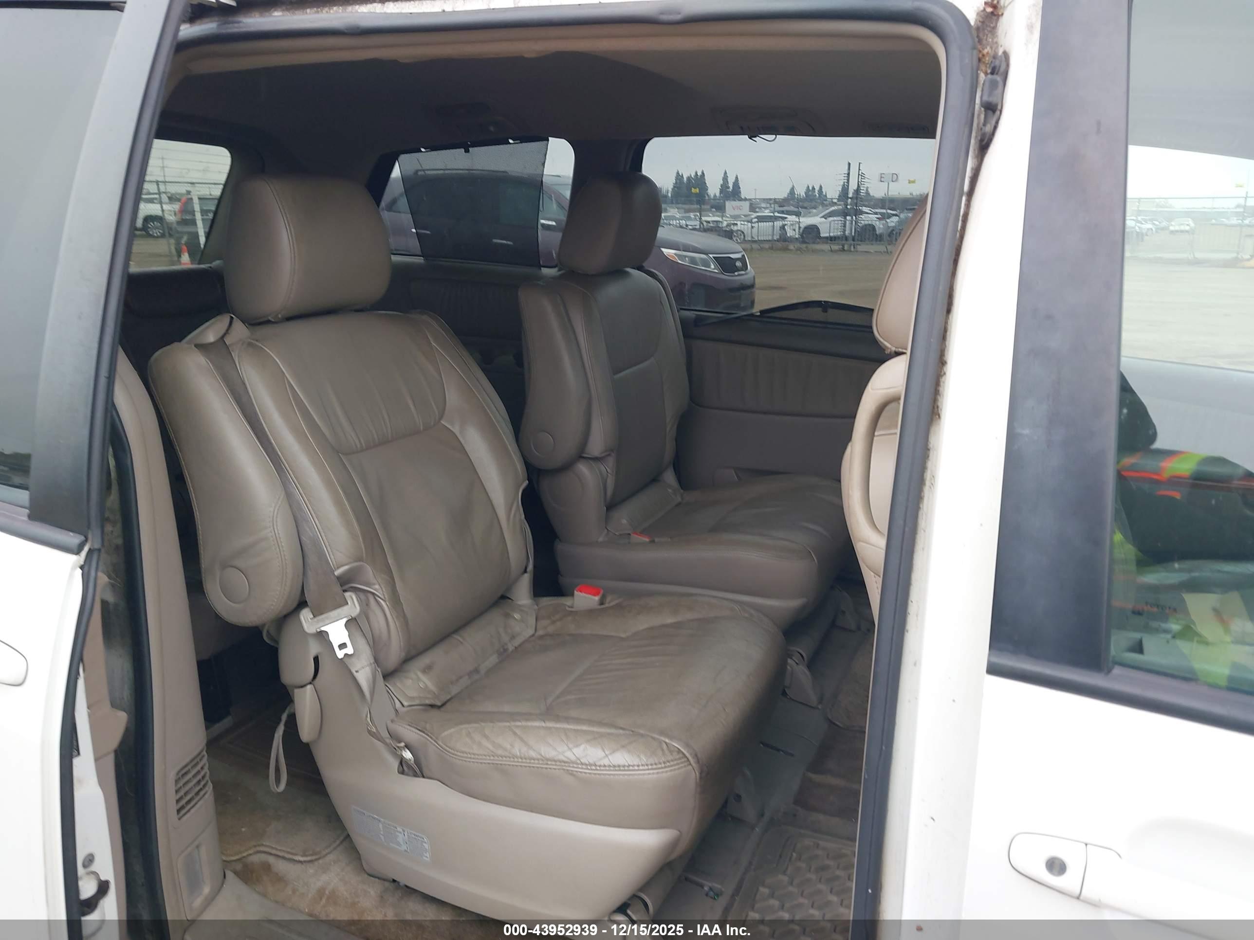 TOYOTA SIENNA image 8