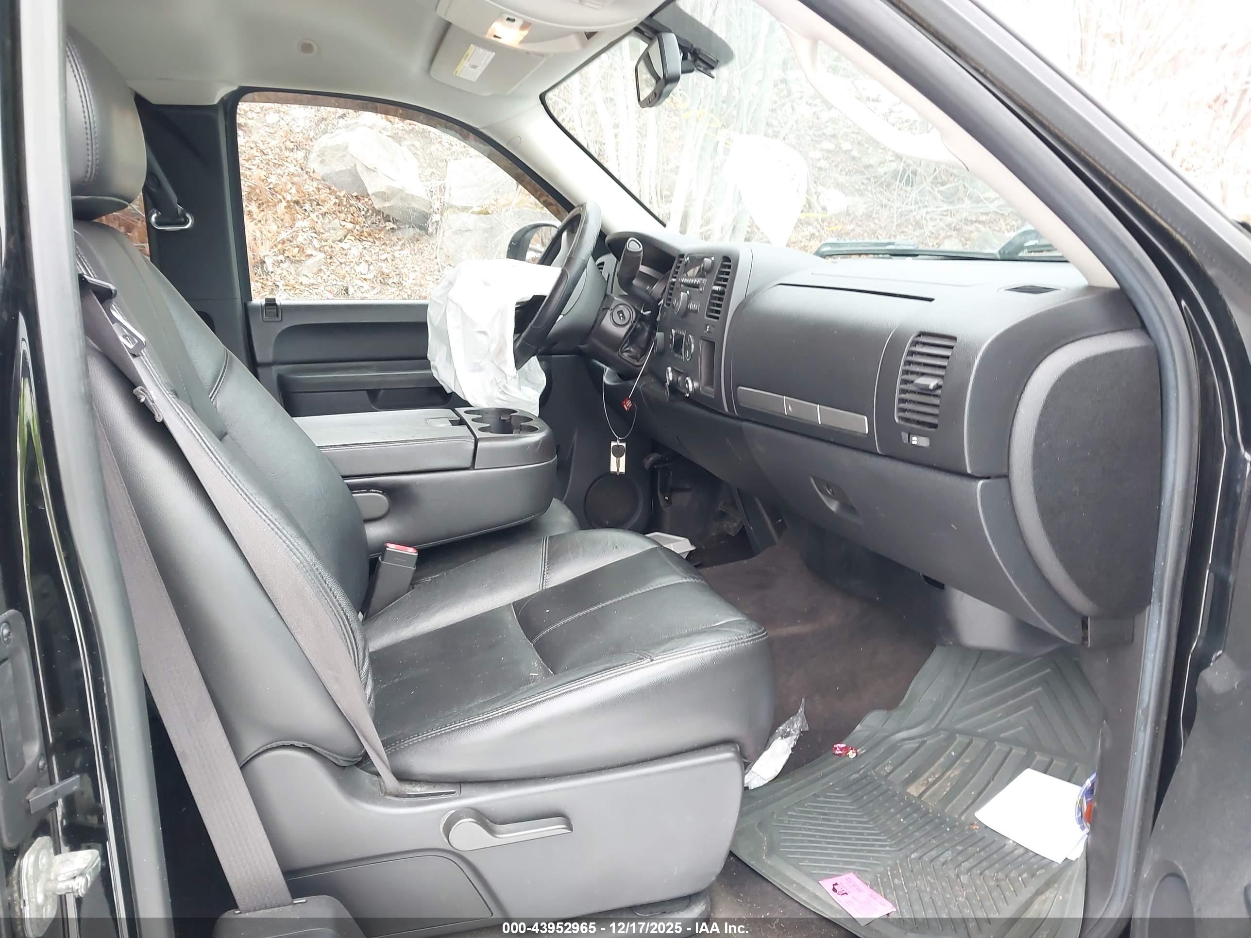 CHEVROLET SILVERADO image 5