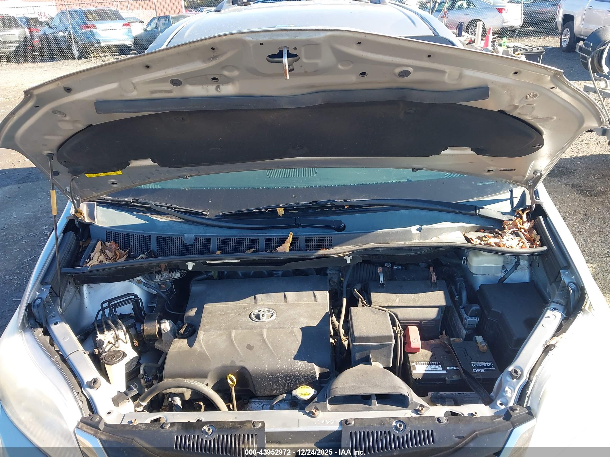 TOYOTA SIENNA image 10