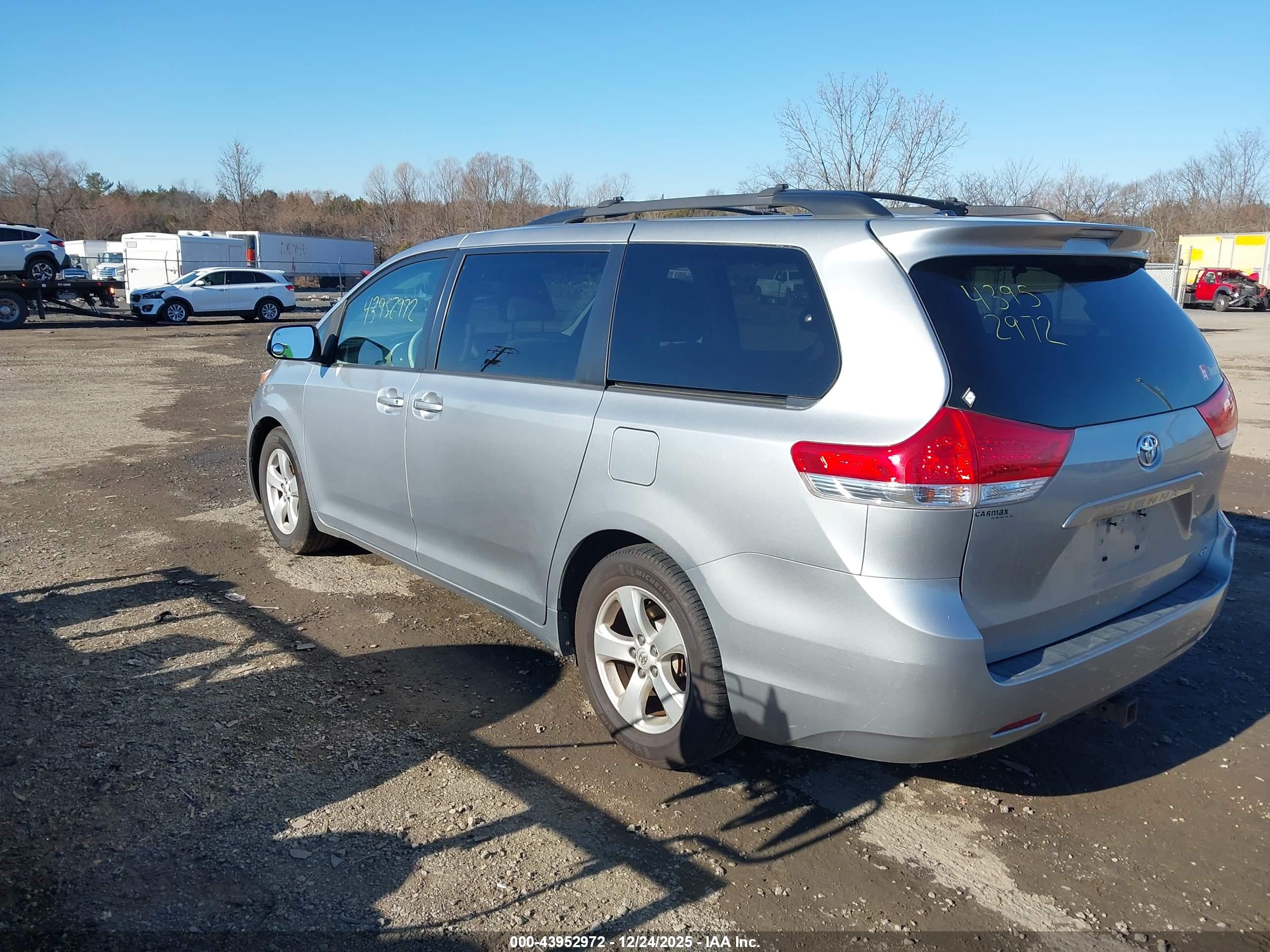 TOYOTA SIENNA image 3