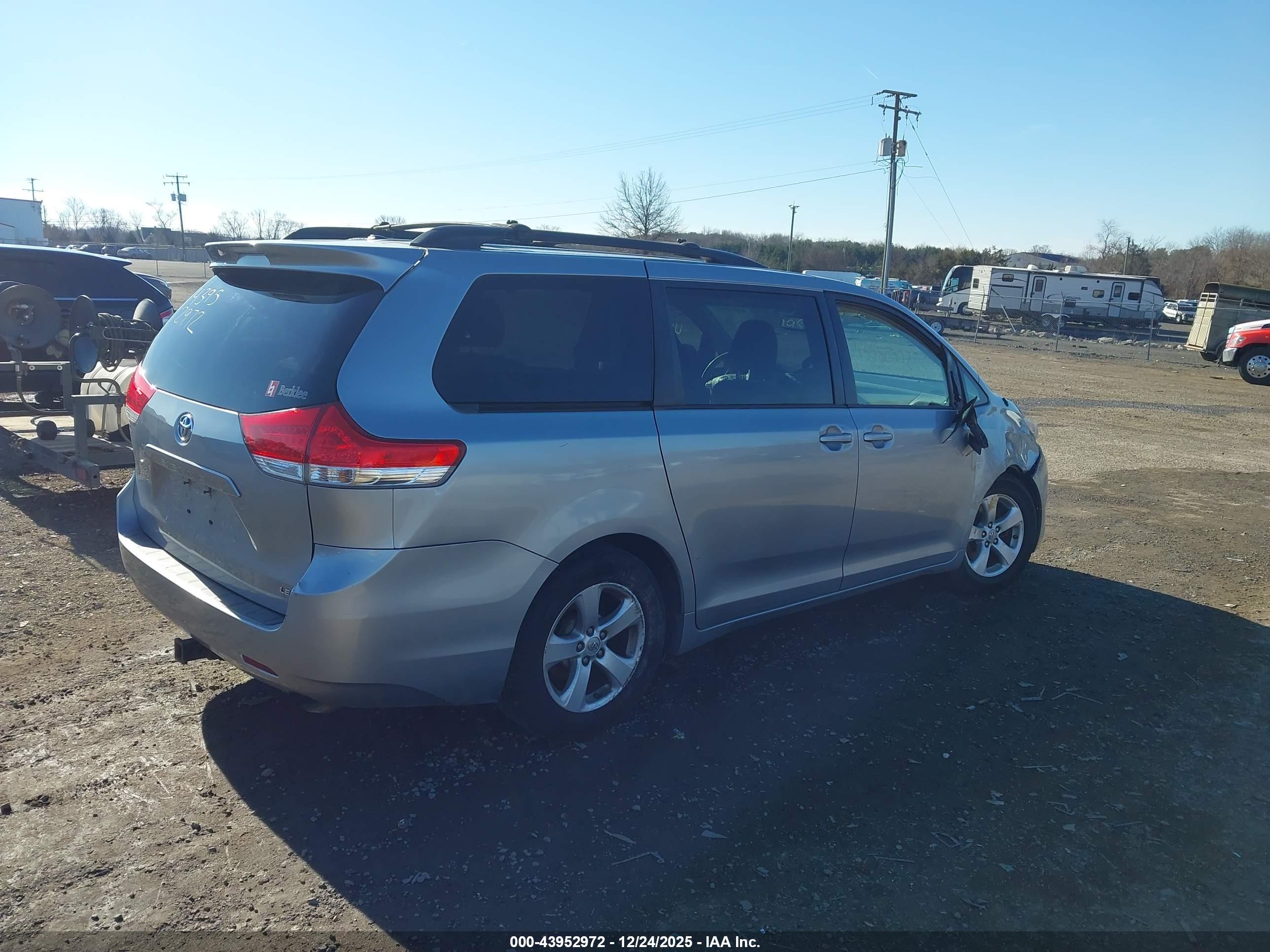 TOYOTA SIENNA image 4