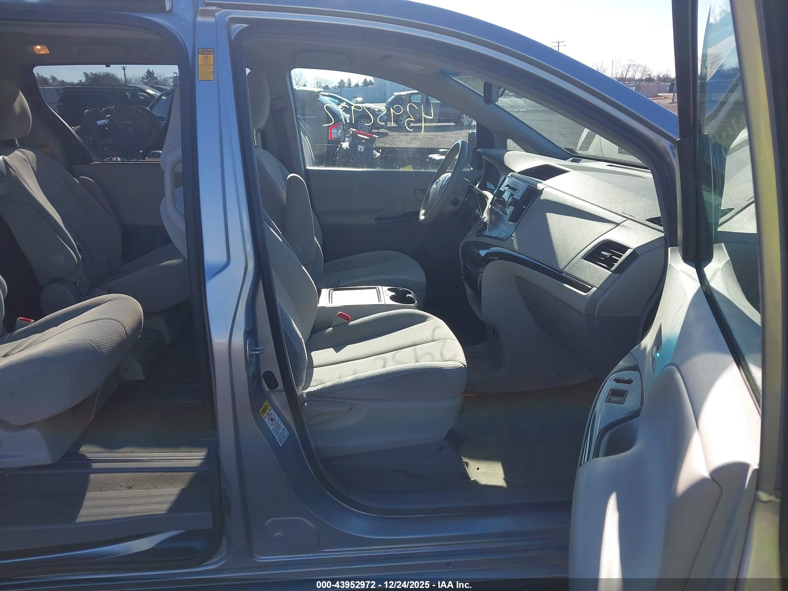 TOYOTA SIENNA image 5