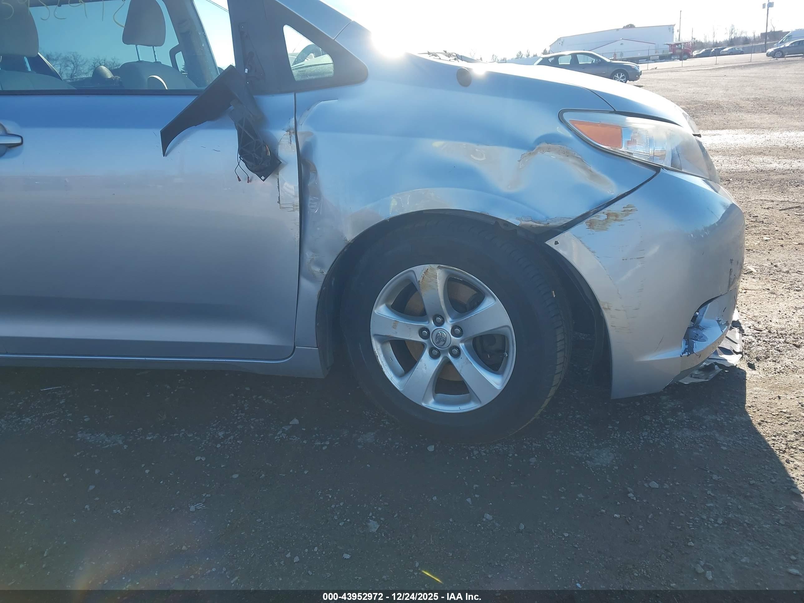 TOYOTA SIENNA image 6