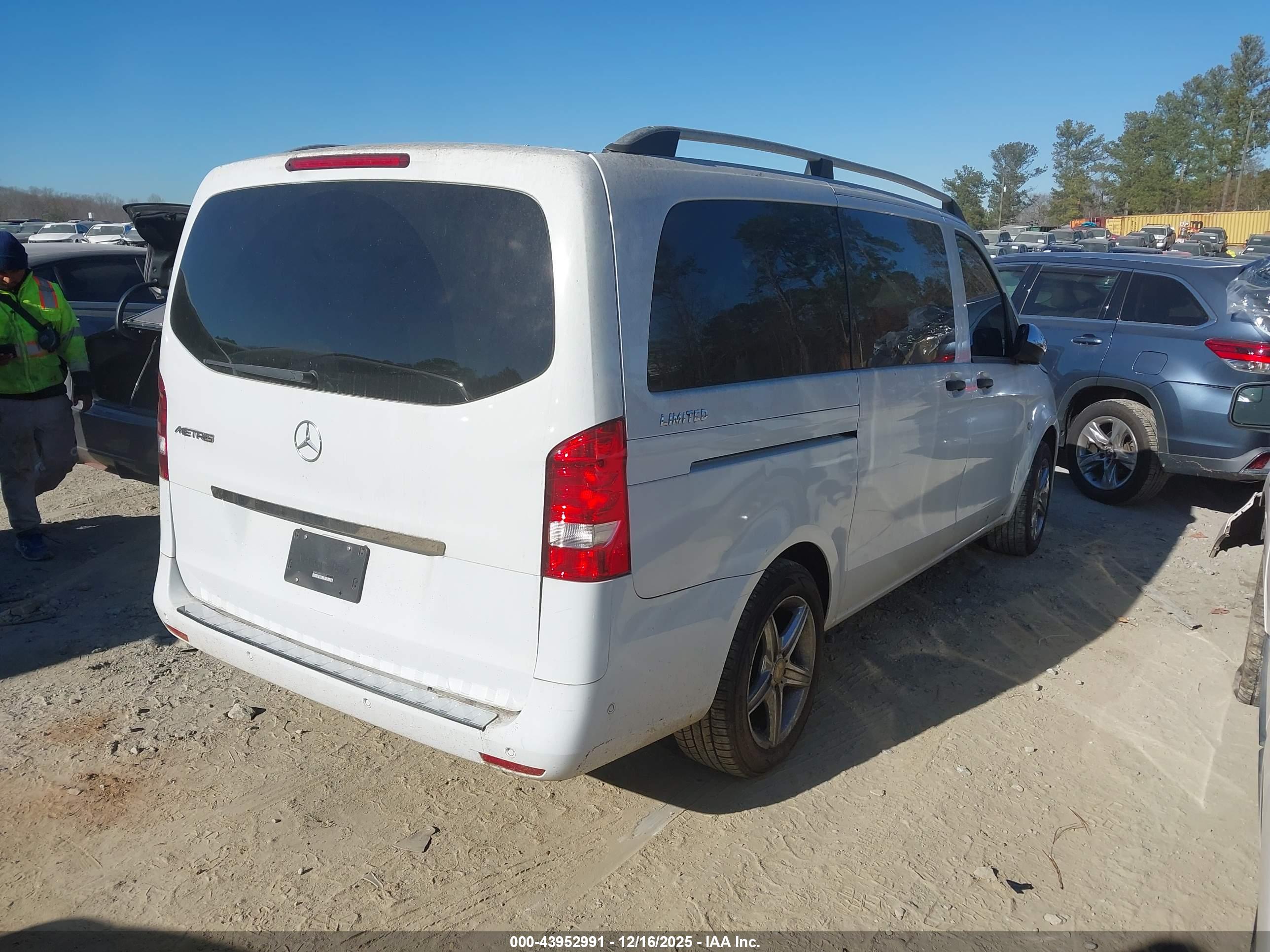 MERCEDES-BENZ METRIS image 4