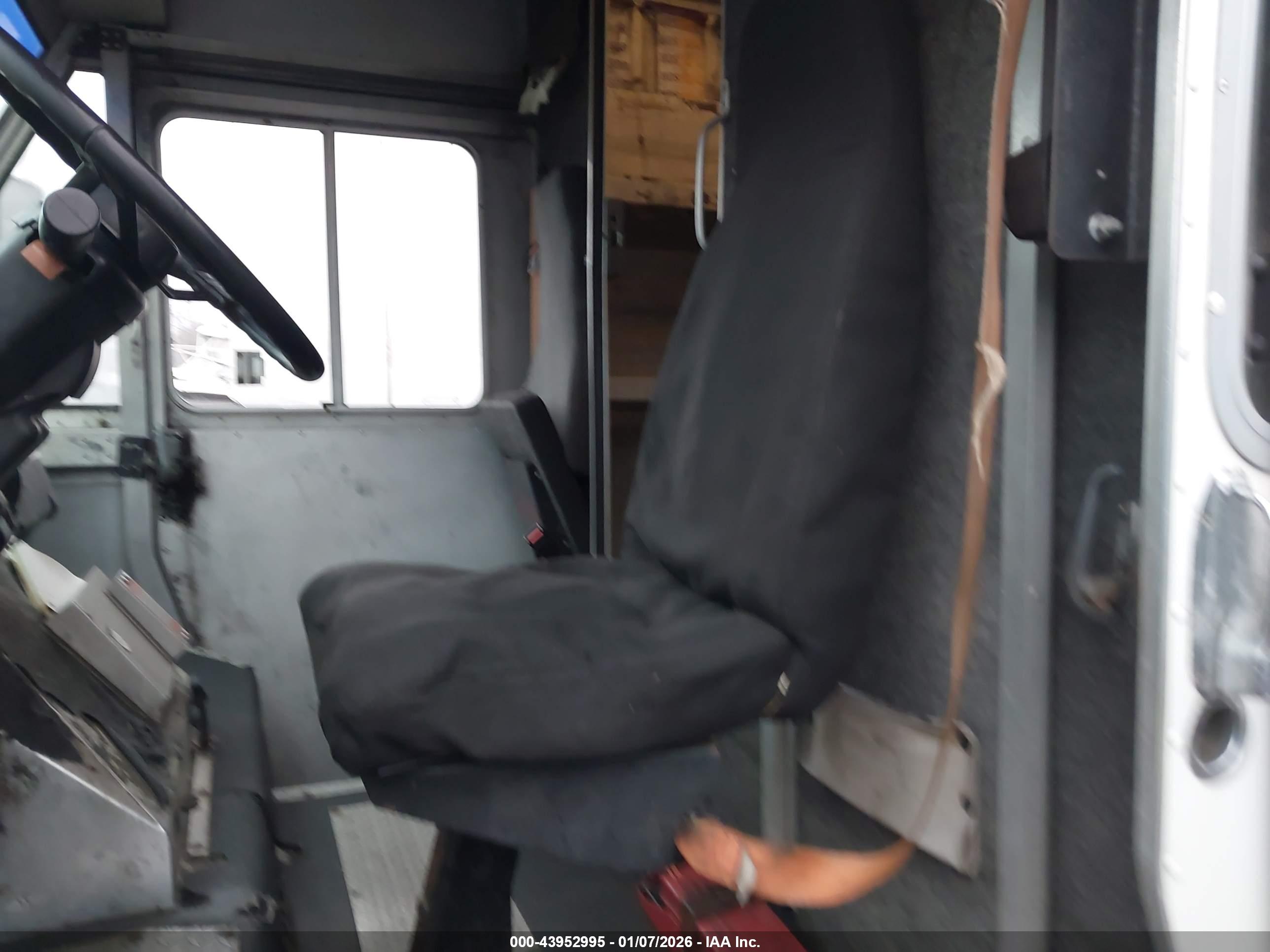 FREIGHTLINER CHASSIS image 7