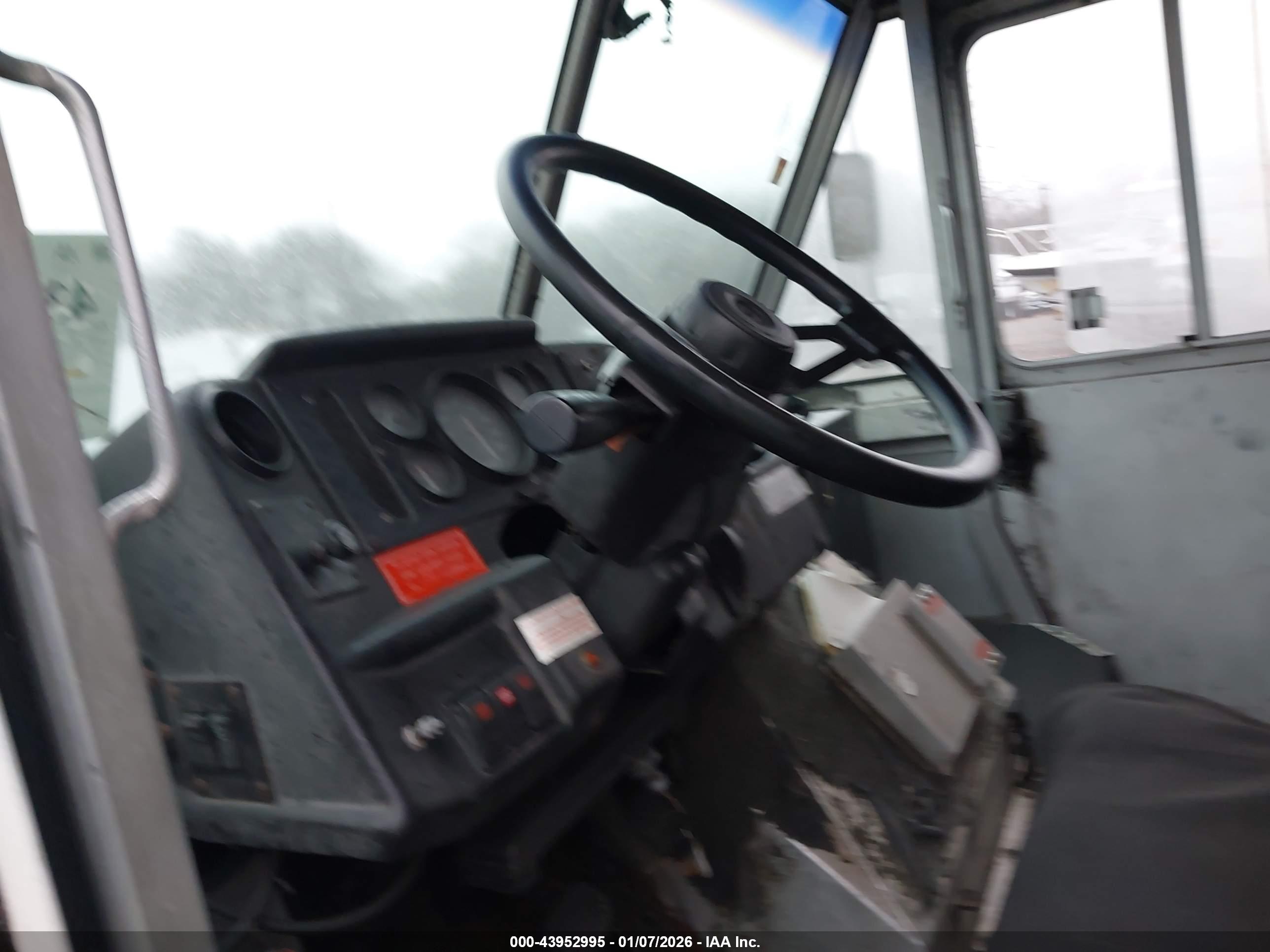 FREIGHTLINER CHASSIS image 8