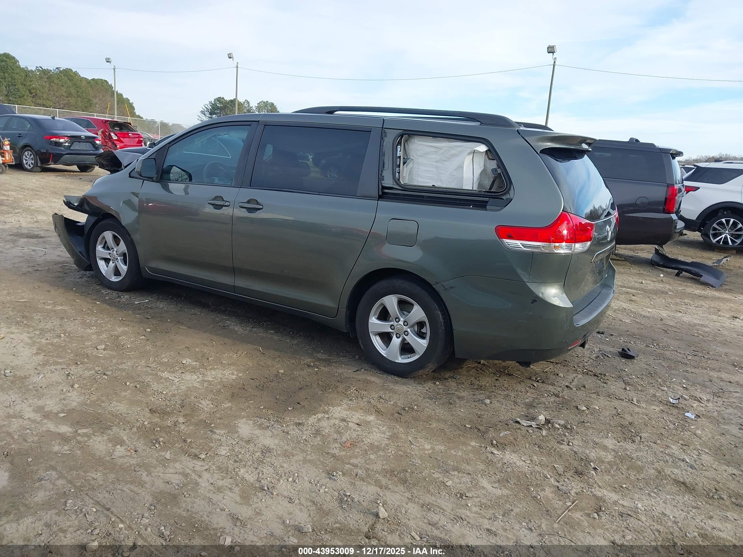 TOYOTA SIENNA image 3