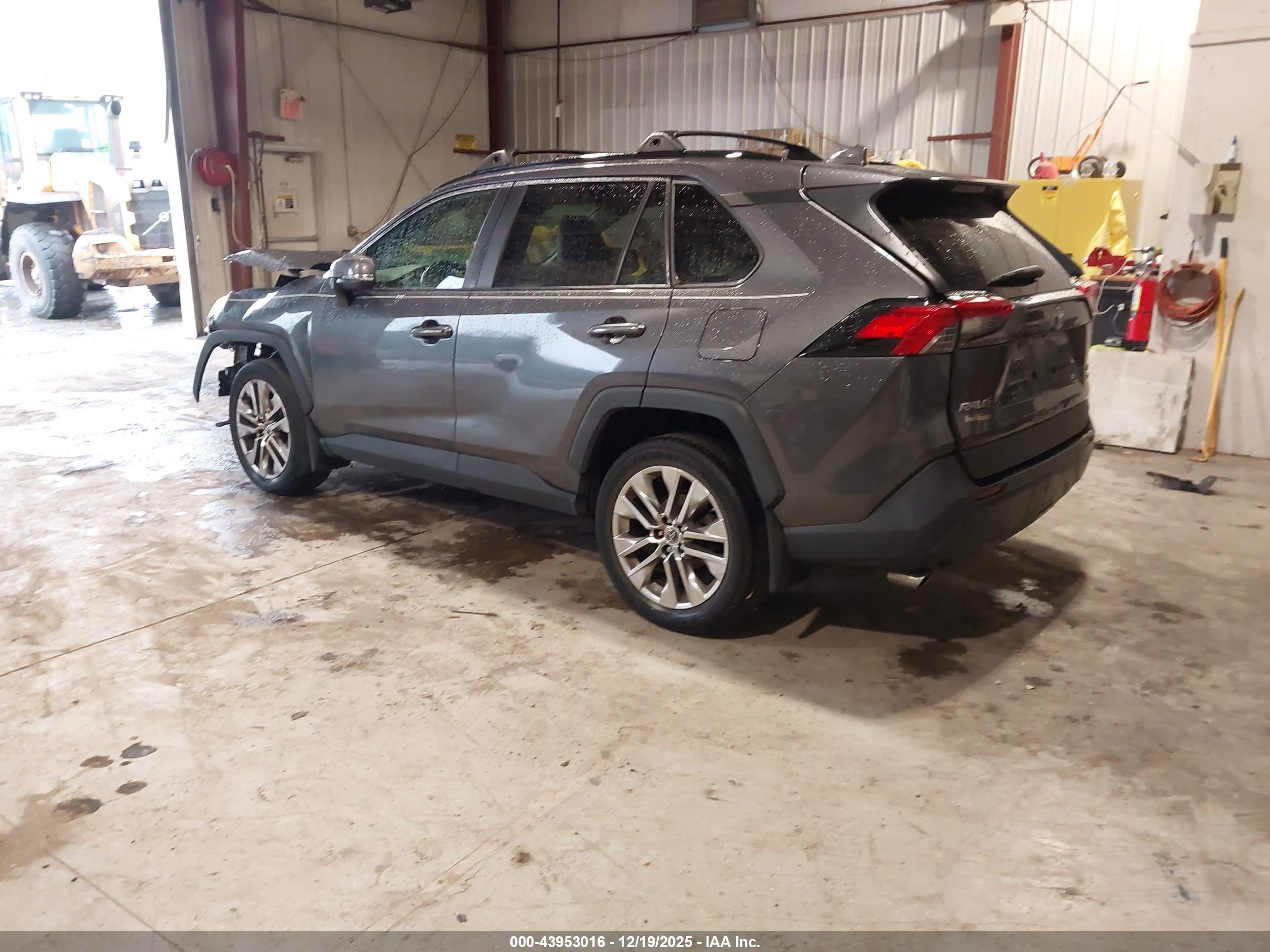 TOYOTA RAV4 image 3