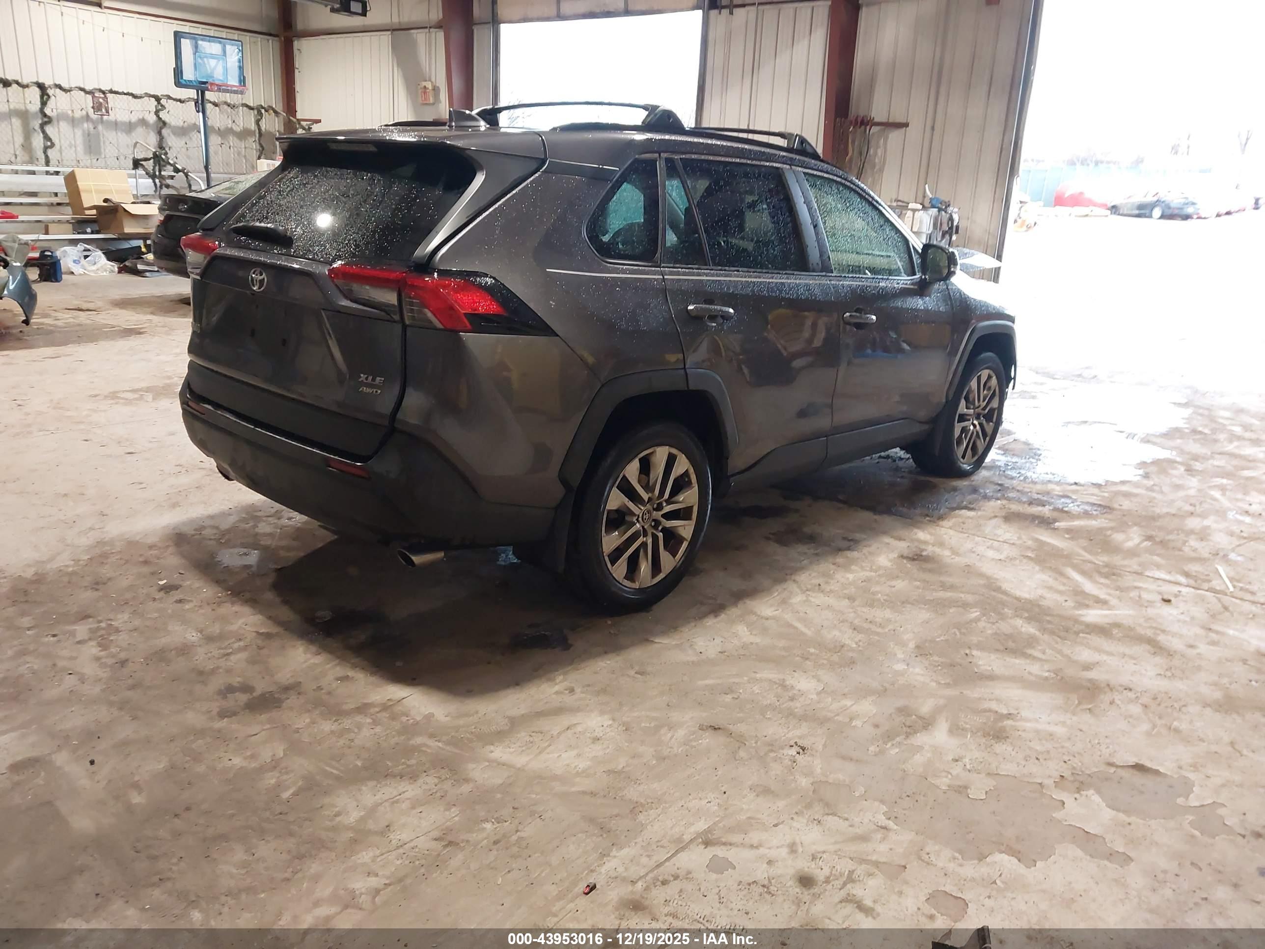 TOYOTA RAV4 image 4